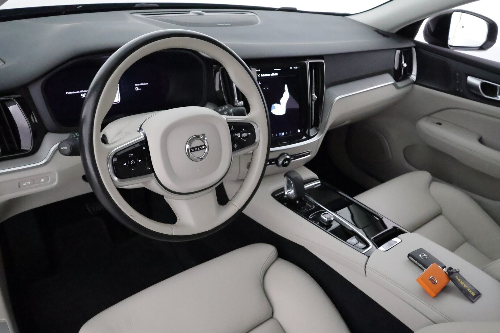 Volvo V60 2024 T8 AWD Long Range High Performance Plus Dark aut **H&K / Koukku / ACC / Full-LED / P.Kamera / Sporttinahat Muistilla** - 3,99 % KORKOTARJOUS TÄHÄN AUTOON 14.9. ASTI! - 2-om Suomi-auto / Kahdet Renkaat / Merkkihuollettu!