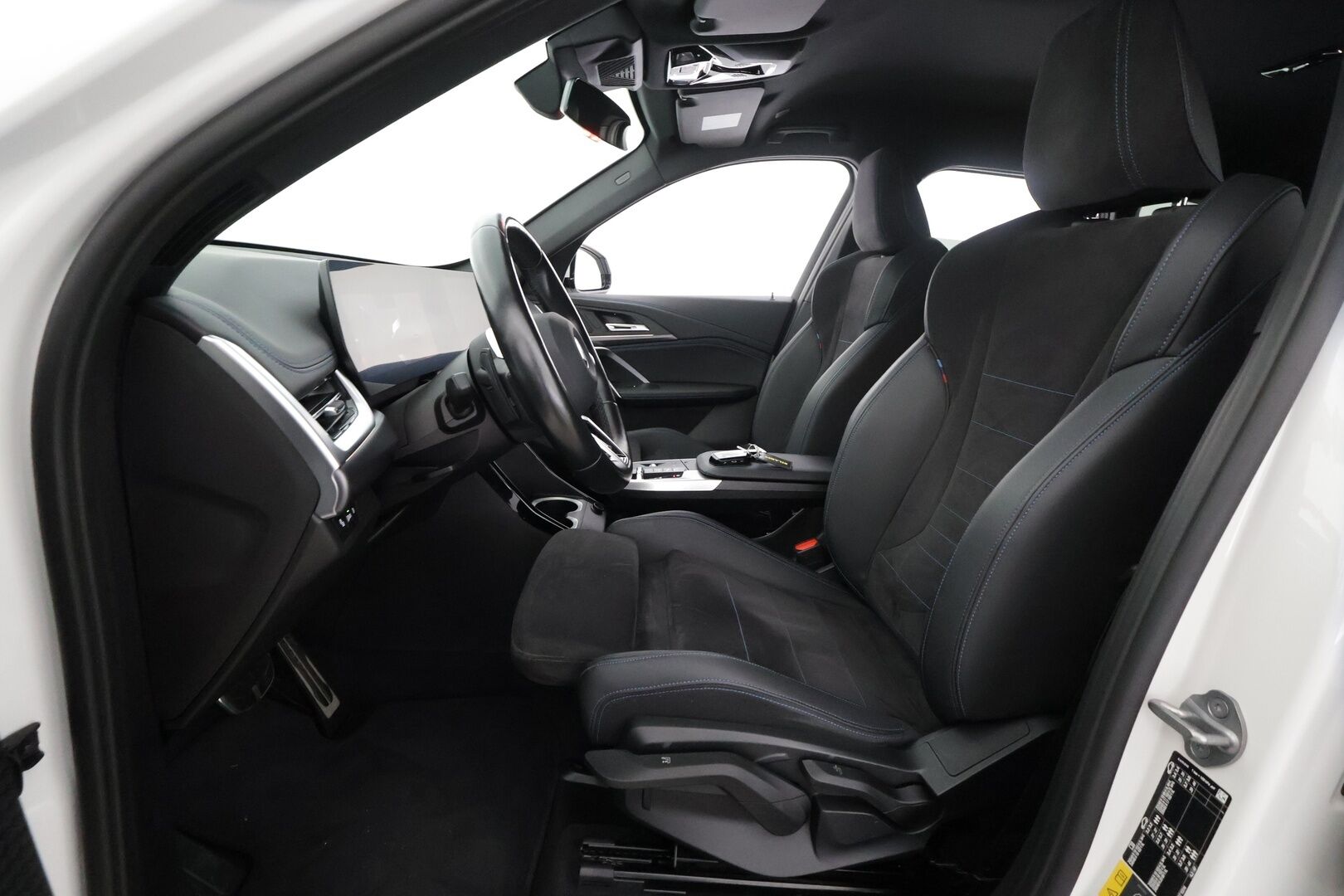 BMW X1 2023 U11 25e xDrive Charged Edition M Sport - | ACC | Adapt. LED | Nahka-alcantara | Sporttipenkit | P.kamera | Comfort Access | Lane Assist | Lämm. ratti | Sähk. takaluukku | 1-om suomiauto | - KORKO VAIN 3,99 %