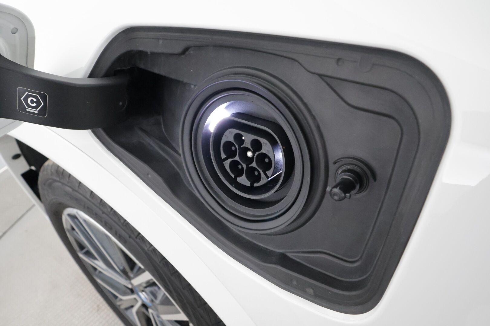 BMW X1 2023 U11 25e xDrive Charged Edition M Sport - | ACC | Adapt. LED | Nahka-alcantara | Sporttipenkit | P.kamera | Comfort Access | Lane Assist | Lämm. ratti | Sähk. takaluukku | 1-om suomiauto | - KORKO VAIN 3,99 %