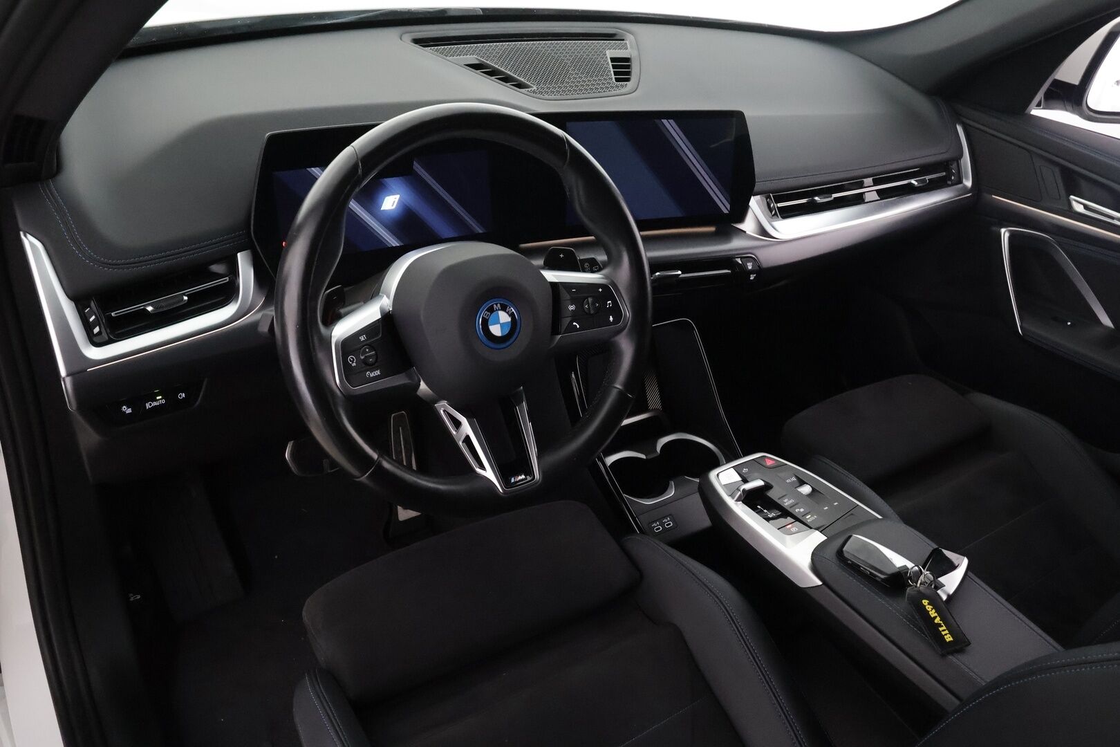 BMW X1 2023 U11 25e xDrive Charged Edition M Sport - | ACC | Adapt. LED | Nahka-alcantara | Sporttipenkit | P.kamera | Comfort Access | Lane Assist | Lämm. ratti | Sähk. takaluukku | 1-om suomiauto | - KORKO VAIN 3,99 %