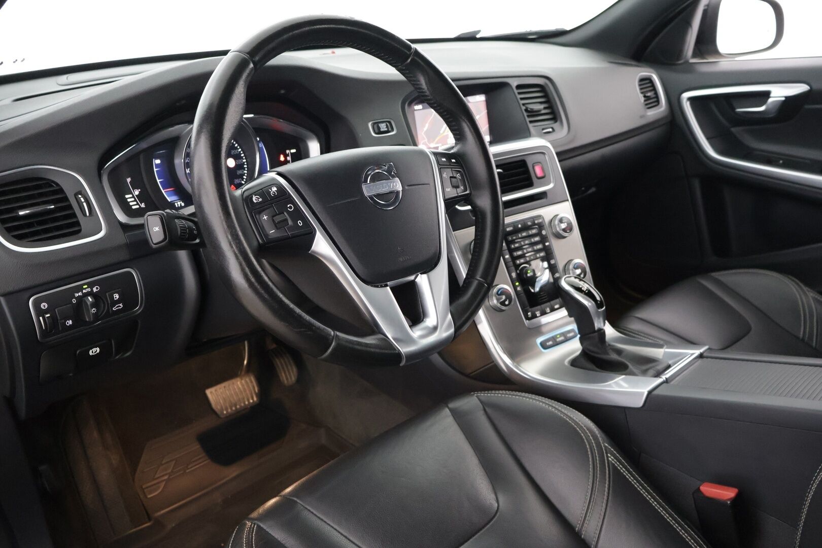 Volvo V60 2018 D5 AWD Twin Engine Classic Summum *ACC / Webasto / Navi / Keyless / VOC / Nahat* - *Myydään juuri huollettuna!* - HULLUT JOULUT KORKOTARJOUS 2,49% 