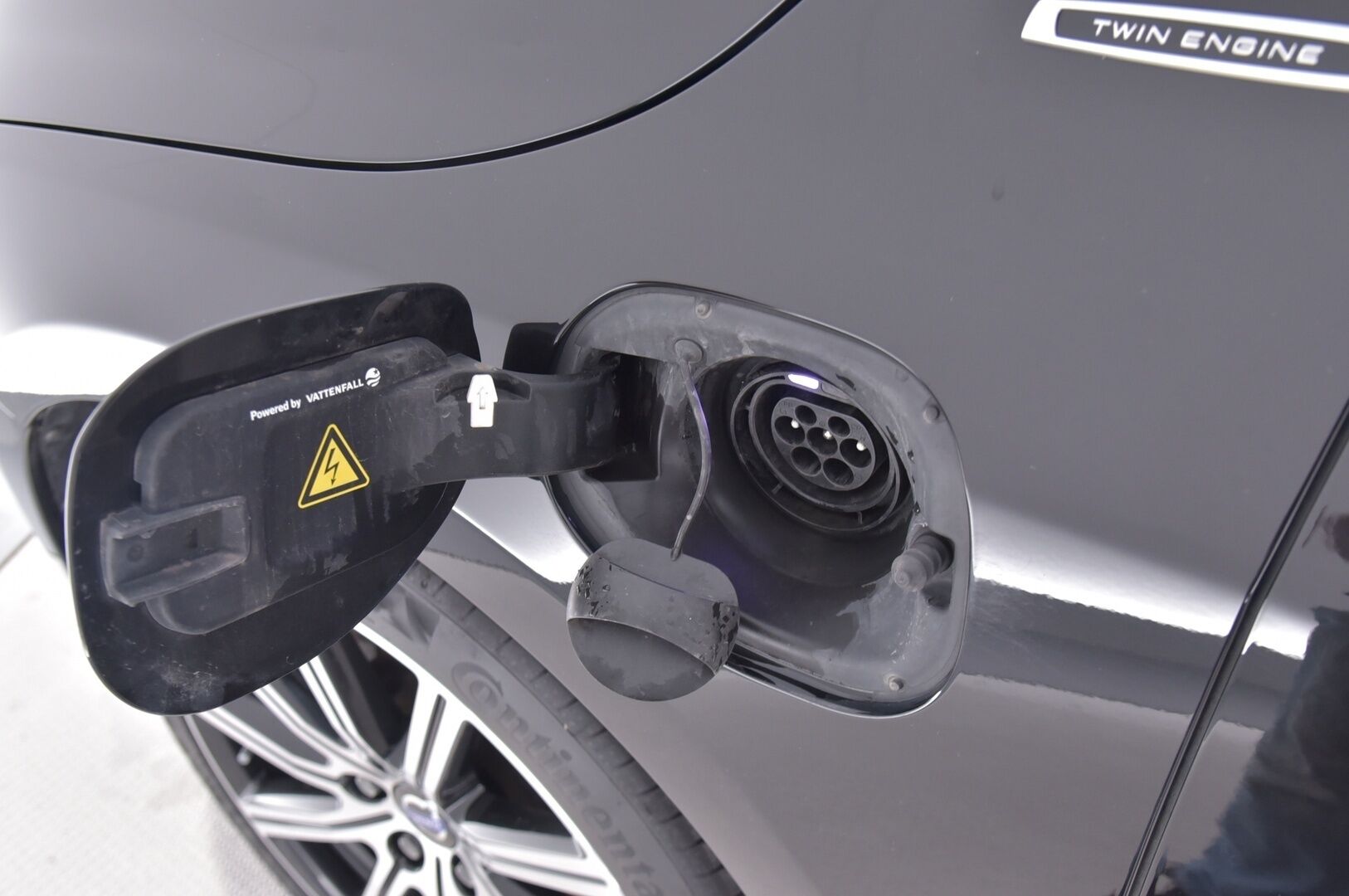 Volvo V60 2018 D5 Twin Engine Plug-in Classic Summum // Adapt. vakkari / Navi / Keyless / VOC / Nahat // - Myydään juuri huollettuna.