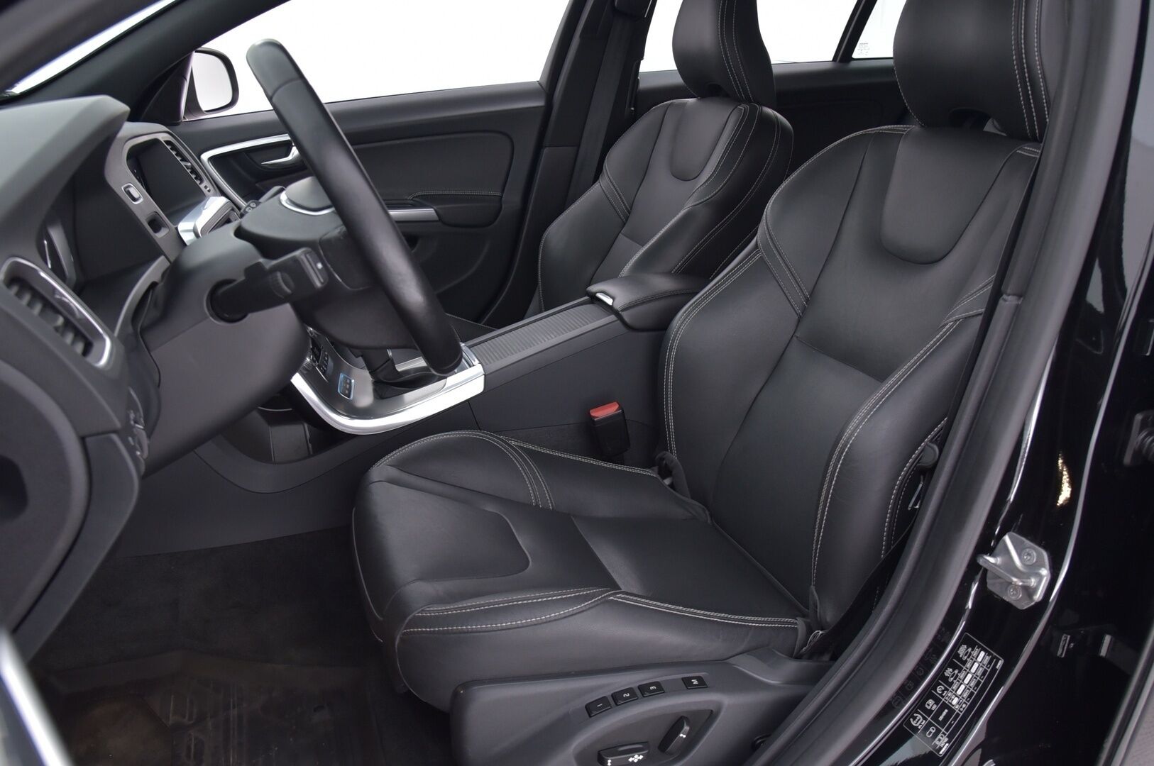 Volvo V60 2018 D5 Twin Engine Plug-in Classic Summum // Adapt. vakkari / Navi / Keyless / VOC / Nahat // - Myydään juuri huollettuna.