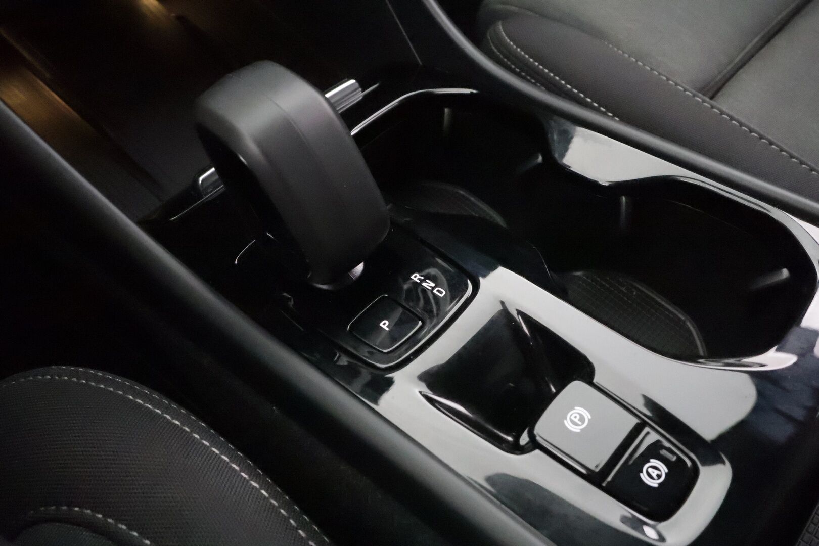 Volvo XC40 2023 T4 TwE Plus Dark aut - | Koukku | ACC | LED | 360 | Sporttipenkki Muistilla | Navi | Kaistavahti | Keyless | Digimittaristo | Lisälämmitin | 1-om Suomi-auto | 2x Latauskaapelit | Kahdet renkaat | Merkkihuollot |