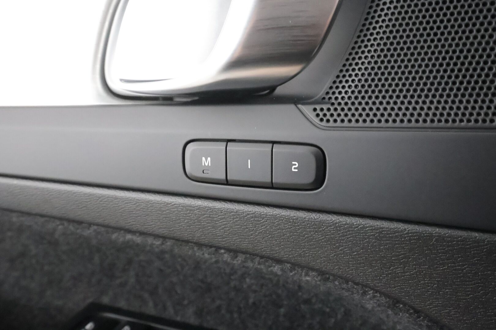 Volvo XC40 2023 T4 TwE Plus Dark aut - | Koukku | ACC | LED | 360 | Sporttipenkki Muistilla | Navi | Kaistavahti | Keyless | Digimittaristo | Lisälämmitin | 1-om Suomi-auto | 2x Latauskaapelit | Kahdet renkaat | Merkkihuollot |