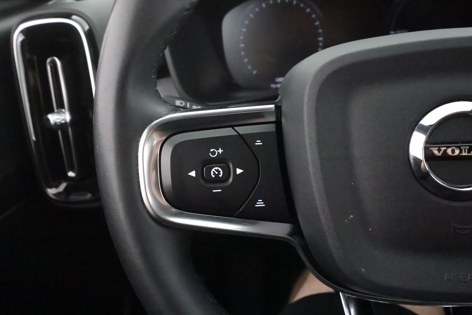 Volvo XC40 2023 T4 TwE Plus Dark aut - | Koukku | ACC | LED | 360 | Sporttipenkki Muistilla | Navi | Kaistavahti | Keyless | Digimittaristo | Lisälämmitin | 1-om Suomi-auto | 2x Latauskaapelit | Kahdet renkaat | Merkkihuollot |