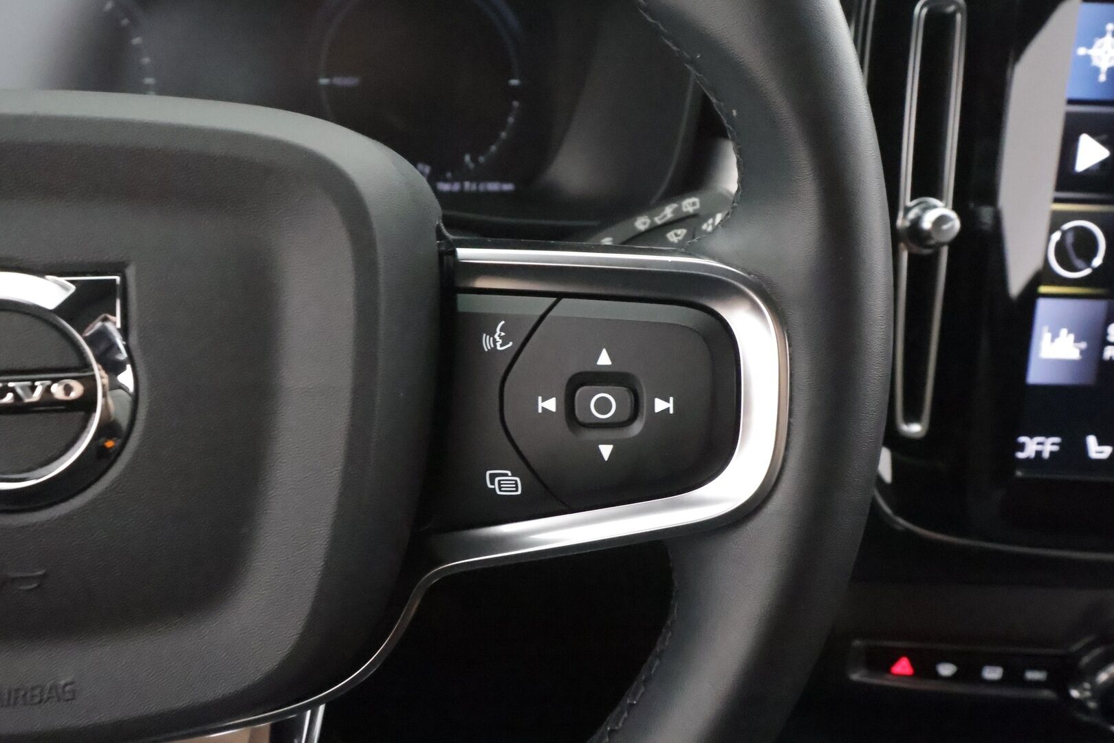 Volvo XC40 2023 T4 TwE Plus Dark aut - | Koukku | ACC | LED | 360 | Sporttipenkki Muistilla | Navi | Kaistavahti | Keyless | Digimittaristo | Lisälämmitin | 1-om Suomi-auto | 2x Latauskaapelit | Kahdet renkaat | Merkkihuollot |
