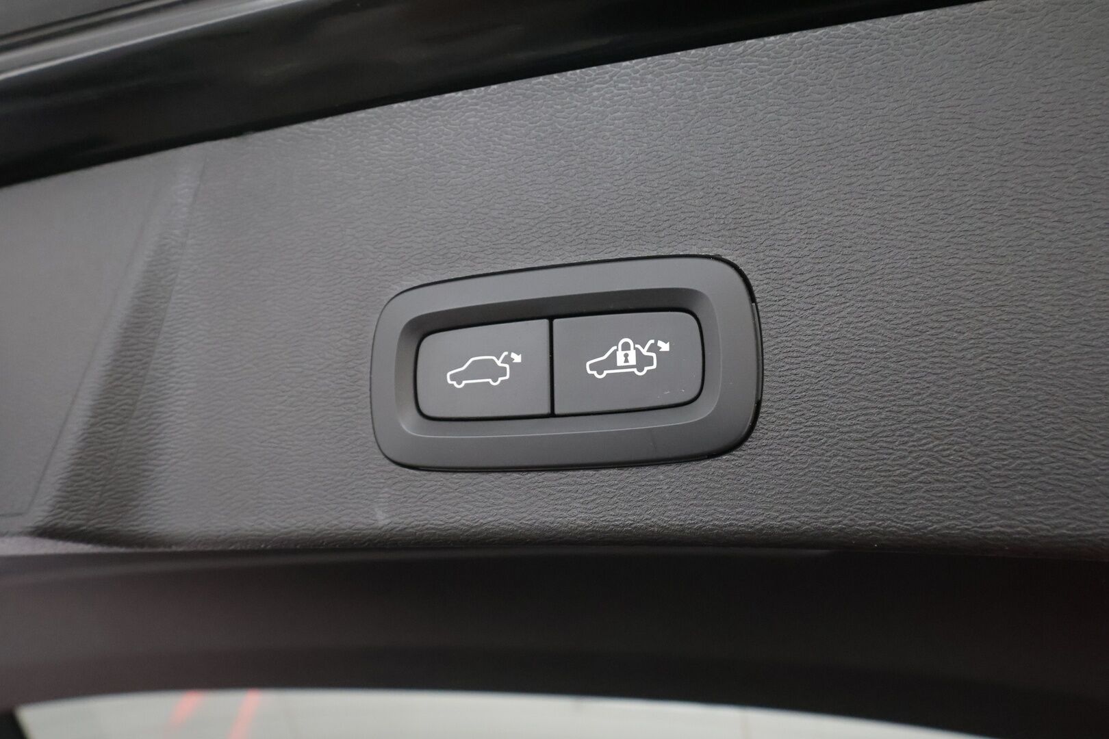 Volvo XC40 2023 T4 TwE Plus Dark aut - | Koukku | ACC | LED | 360 | Sporttipenkki Muistilla | Navi | Kaistavahti | Keyless | Digimittaristo | Lisälämmitin | 1-om Suomi-auto | 2x Latauskaapelit | Kahdet renkaat | Merkkihuollot |
