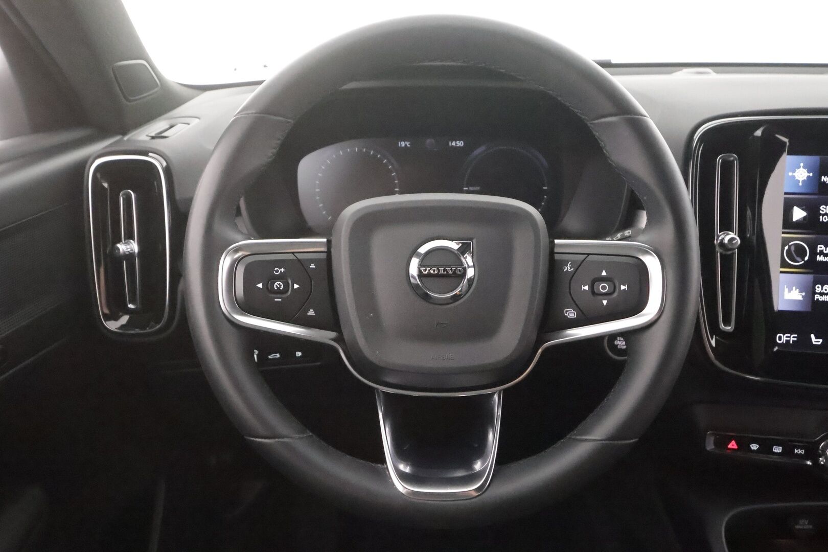 Volvo XC40 2023 T4 TwE Plus Dark aut - | Koukku | ACC | LED | 360 | Sporttipenkki Muistilla | Navi | Kaistavahti | Keyless | Digimittaristo | Lisälämmitin | 1-om Suomi-auto | 2x Latauskaapelit | Kahdet renkaat | Merkkihuollot |