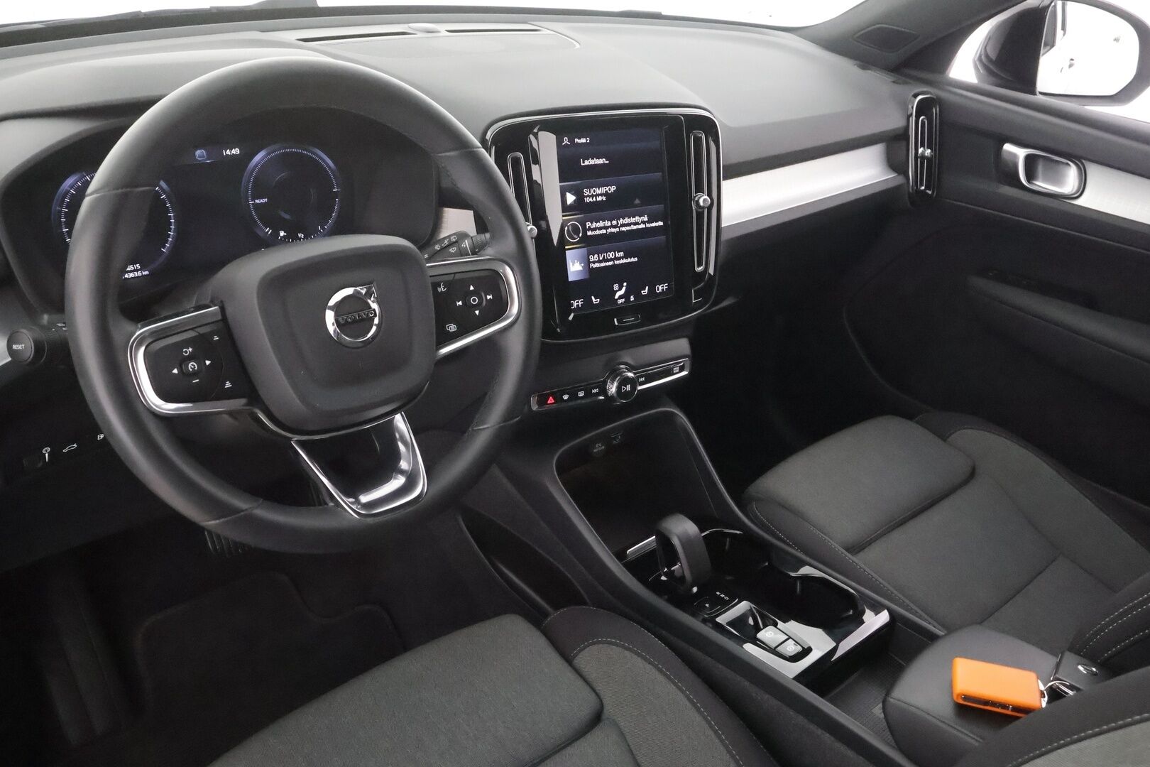 Volvo XC40 2023 T4 TwE Plus Dark aut - | Koukku | ACC | LED | 360 | Sporttipenkki Muistilla | Navi | Kaistavahti | Keyless | Digimittaristo | Lisälämmitin | 1-om Suomi-auto | 2x Latauskaapelit | Kahdet renkaat | Merkkihuollot |