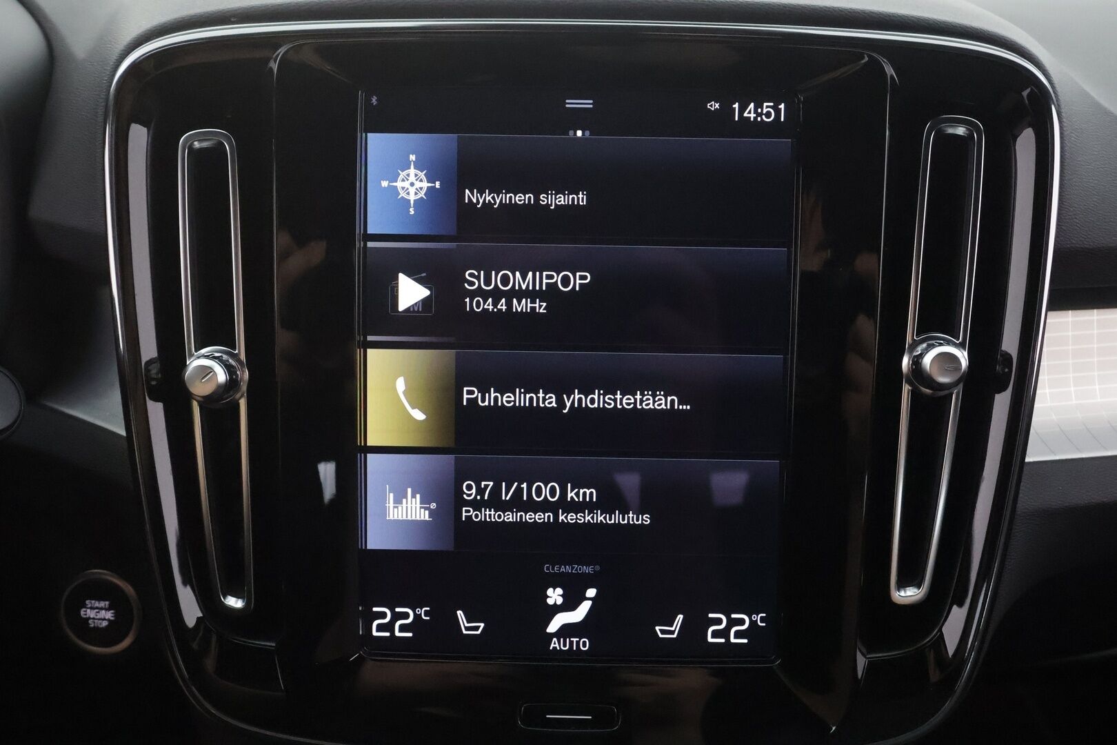 Volvo XC40 2023 T4 TwE Plus Dark aut - | Koukku | ACC | LED | 360 | Sporttipenkki Muistilla | Navi | Kaistavahti | Keyless | Digimittaristo | Lisälämmitin | 1-om Suomi-auto | 2x Latauskaapelit | Kahdet renkaat | Merkkihuollot |