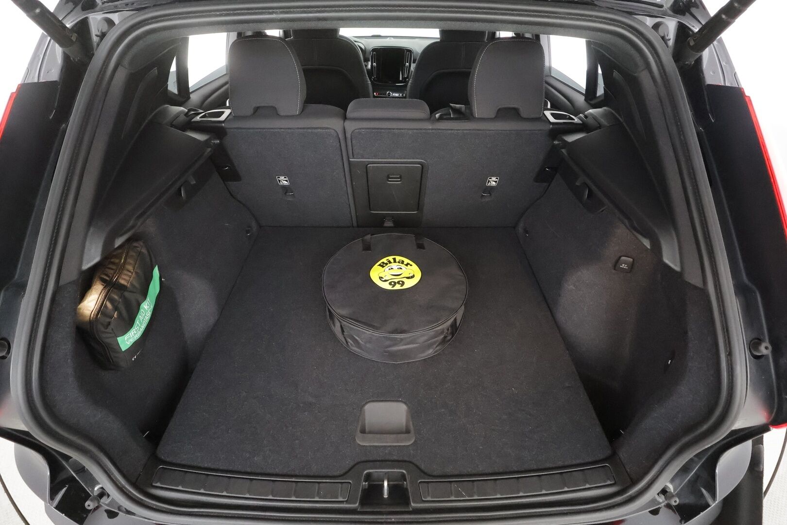 Volvo XC40 2023 T4 TwE Plus Dark aut - | Koukku | ACC | LED | 360 | Sporttipenkki Muistilla | Navi | Kaistavahti | Keyless | Digimittaristo | Lisälämmitin | 1-om Suomi-auto | 2x Latauskaapelit | Kahdet renkaat | Merkkihuollot |