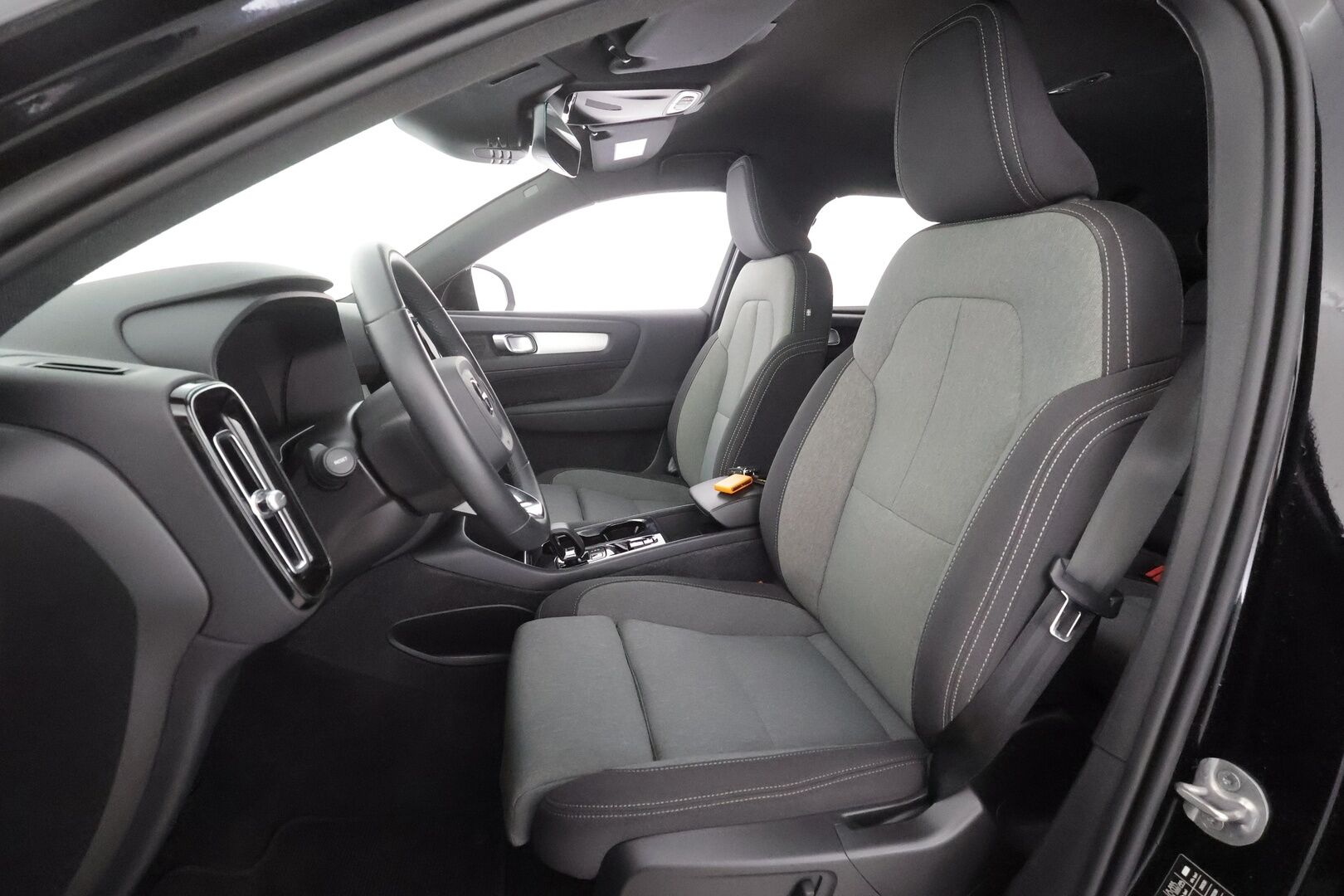 Volvo XC40 2023 T4 TwE Plus Dark aut - | Koukku | ACC | LED | 360 | Sporttipenkki Muistilla | Navi | Kaistavahti | Keyless | Digimittaristo | Lisälämmitin | 1-om Suomi-auto | 2x Latauskaapelit | Kahdet renkaat | Merkkihuollot |