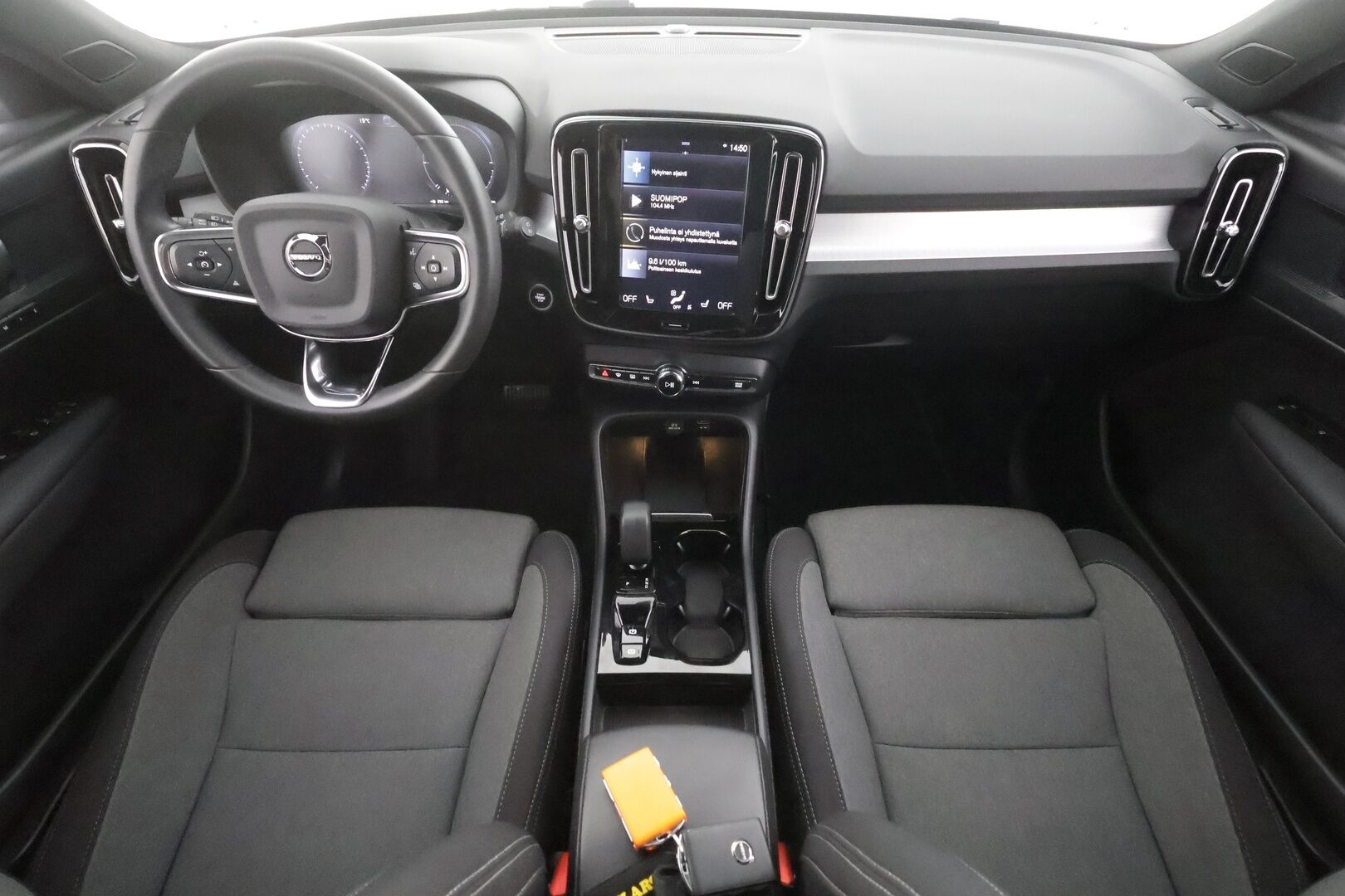 Volvo XC40 2023 T4 TwE Plus Dark aut - | Koukku | ACC | LED | 360 | Sporttipenkki Muistilla | Navi | Kaistavahti | Keyless | Digimittaristo | Lisälämmitin | 1-om Suomi-auto | 2x Latauskaapelit | Kahdet renkaat | Merkkihuollot |