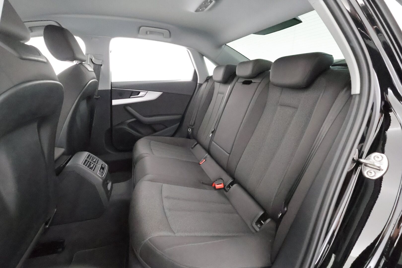 Audi A4 2023 Sedan 35 TFSI MHEV Progress - | Vakkari | Lisälämmitin | Koukku | LED | P.Kamera | Digimittaristo | Apple&Android | 1.Om Suomi-auto | Kahdet Renkaat |