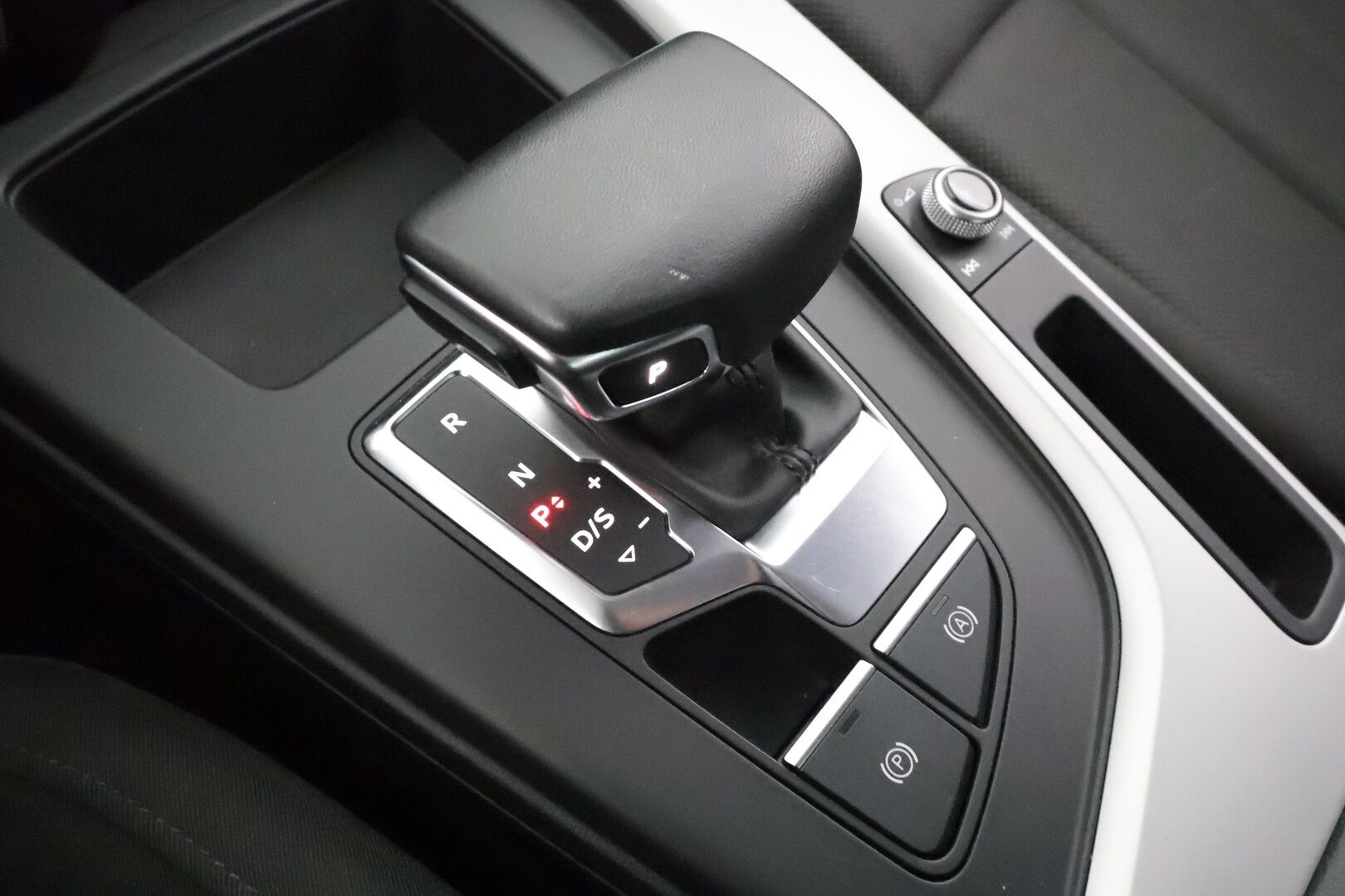 Audi A4 2023 Sedan 35 TFSI MHEV Progress - | Vakkari | Lisälämmitin | Koukku | LED | P.Kamera | Digimittaristo | Apple&Android | 1.Om Suomi-auto | Kahdet Renkaat |