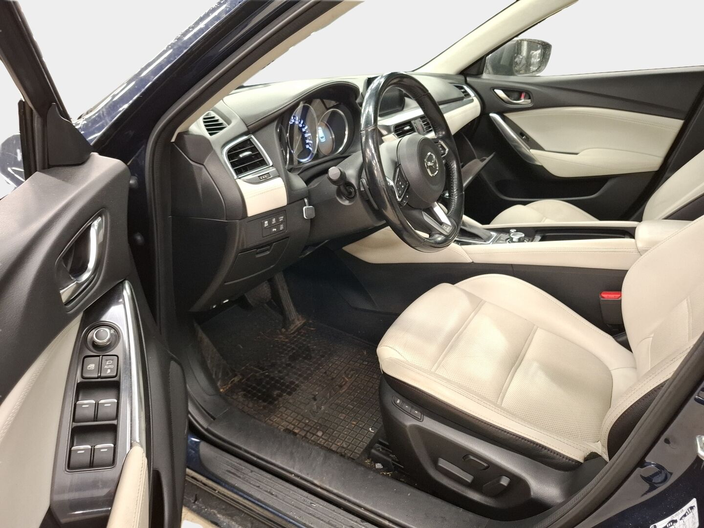 Mazda Mazda6 2016 Mazda6 Farmari (AC) 4ov 2191cm3 A * Webasto / Adap.vakkari / HUD / BLIS / Koukku / Muistipenkki / Peruutuskamera * - * Huippuvarusteltu / Siistikuntoinen / Kahdet hyvät renkaat * - HULLU BLACKWEEK KORKOTARJOUS 2,49%