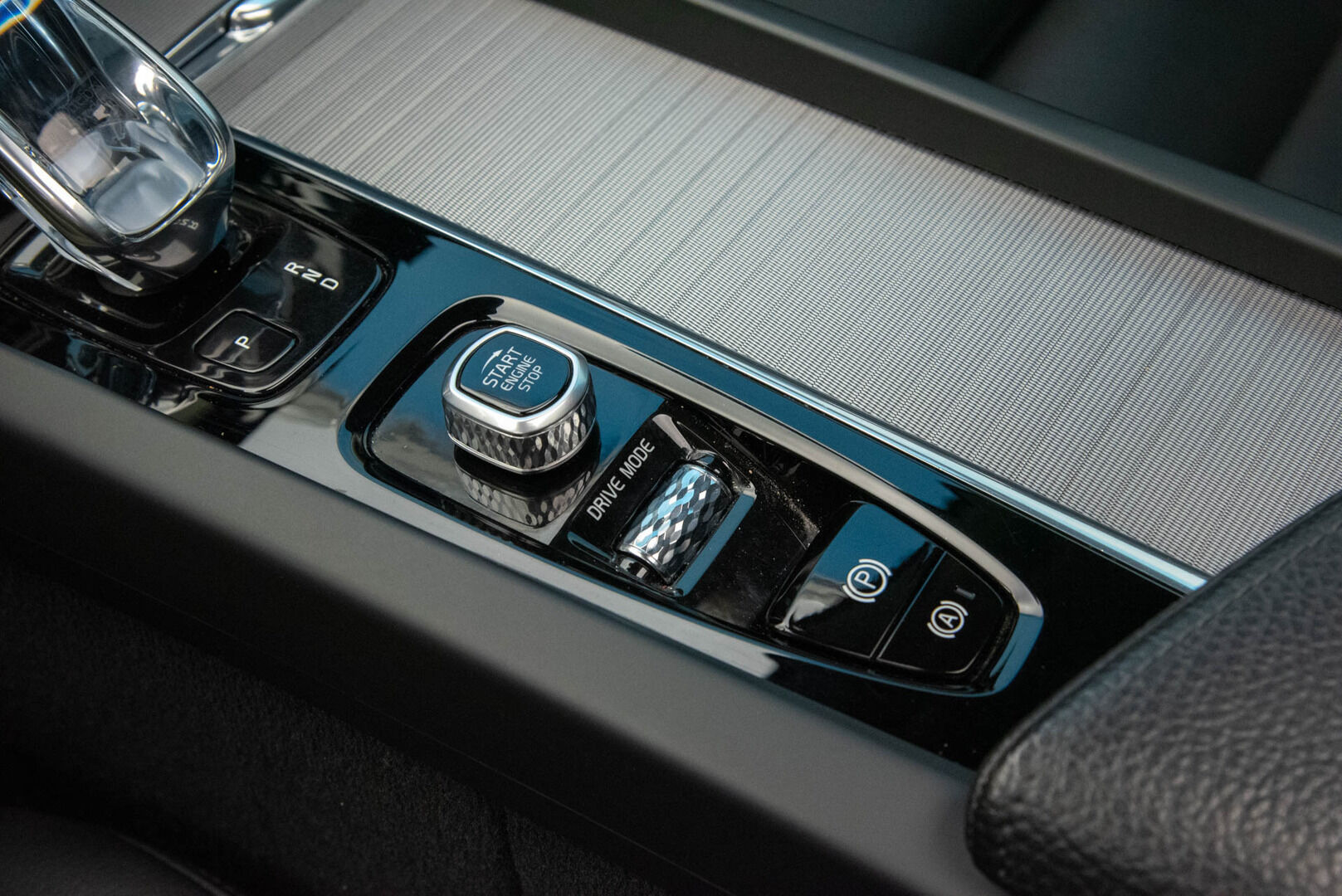 Volvo XC60 2020 T8 TwE AWD Inscription - ACC | Panorama | Webasto | Sport-nahat muistilla | Kamera | FULL-LED | BLIS | VOC | 2 x renkaat | KeylessGo | Kotilaturi | Juuri huollettu