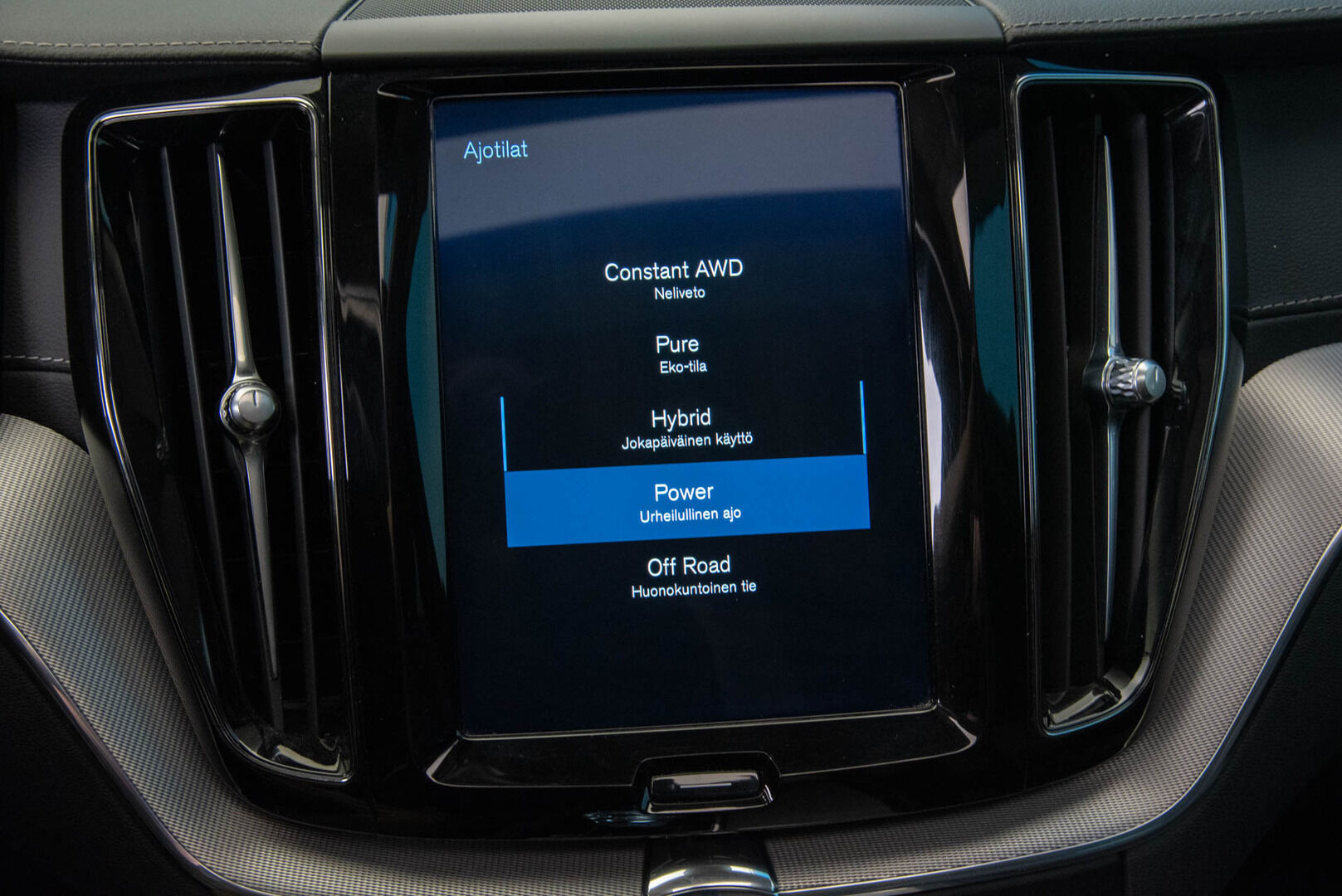 Volvo XC60 2020 T8 TwE AWD Inscription - ACC | Panorama | Webasto | Sport-nahat muistilla | Kamera | FULL-LED | BLIS | VOC | 2 x renkaat | KeylessGo | Kotilaturi | Juuri huollettu