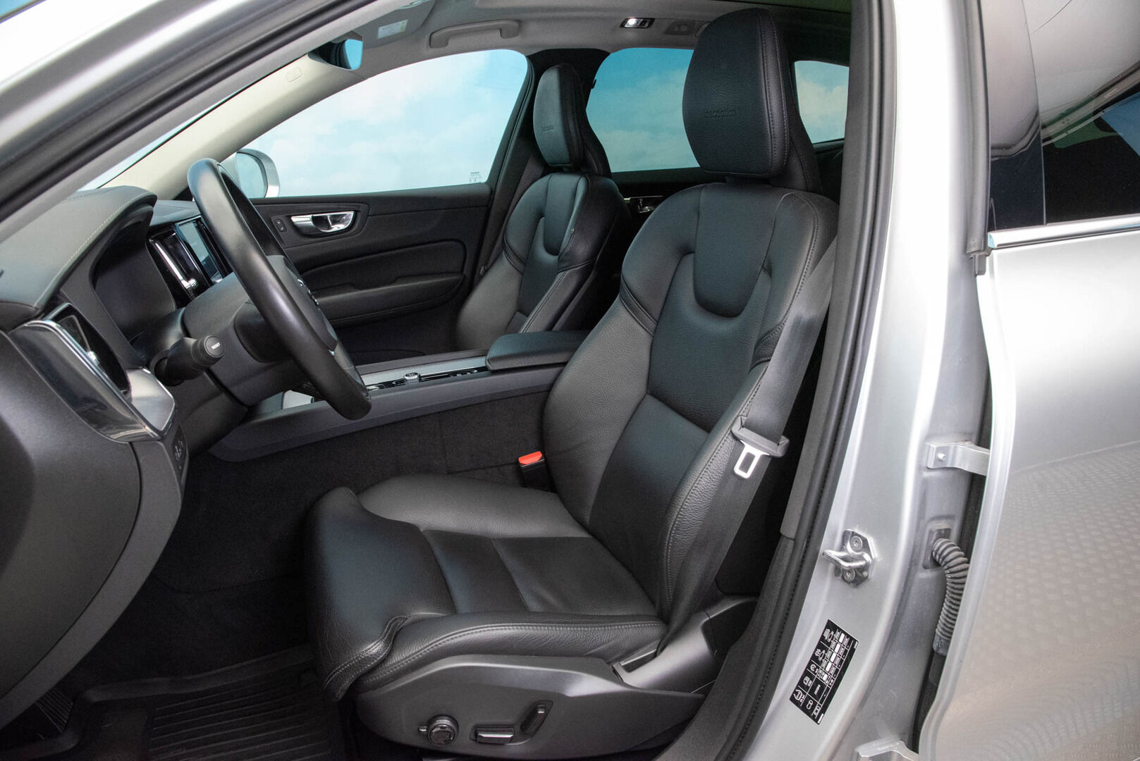 Volvo XC60 2020 T8 TwE AWD Inscription - ACC | Panorama | Webasto | Sport-nahat muistilla | Kamera | FULL-LED | BLIS | VOC | 2 x renkaat | KeylessGo | Kotilaturi | Juuri huollettu