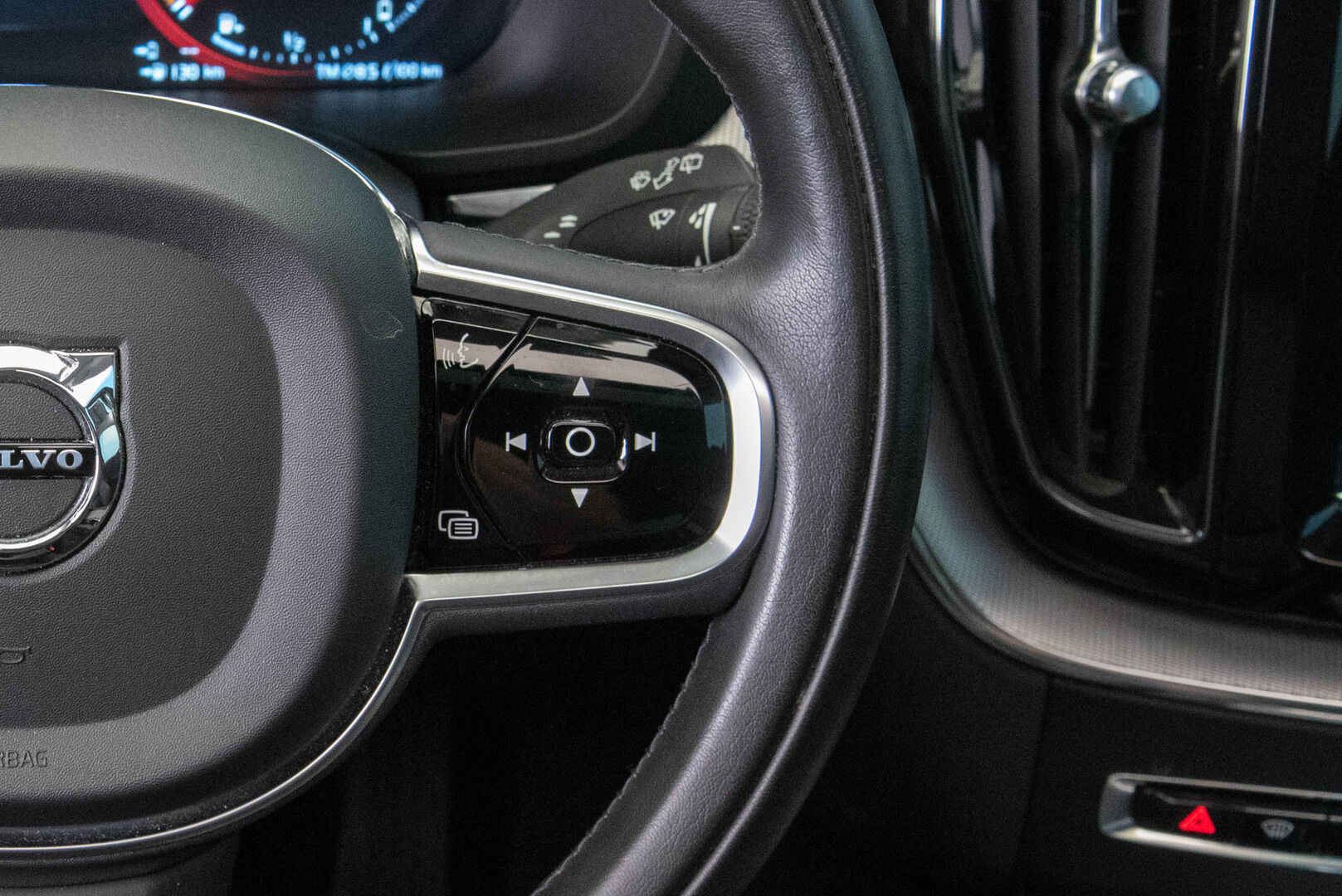 Volvo XC60 2020 T8 TwE AWD Inscription - ACC | Panorama | Webasto | Sport-nahat muistilla | Kamera | FULL-LED | BLIS | VOC | 2 x renkaat | KeylessGo | Kotilaturi | Juuri huollettu