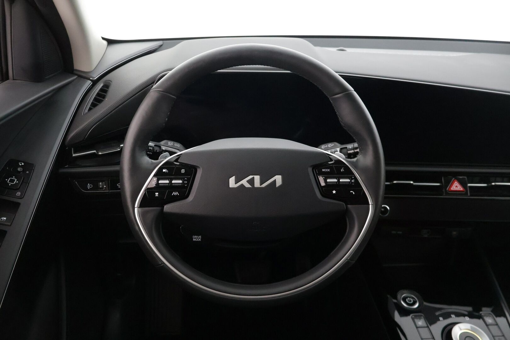 Kia Niro 2024 EX 64,8kWh 204hv Premium ** 1-om. Suomiauto / Adapt. Vakkari / Keyless go/ Kamera ** - 3,99 % KORKOTARJOUS TÄHÄN AUTOON - * Suomiauto ensimmäiseltä omistajalta! / Huollettu 2/2025 / Kahdet renkaat vanteilla! *
