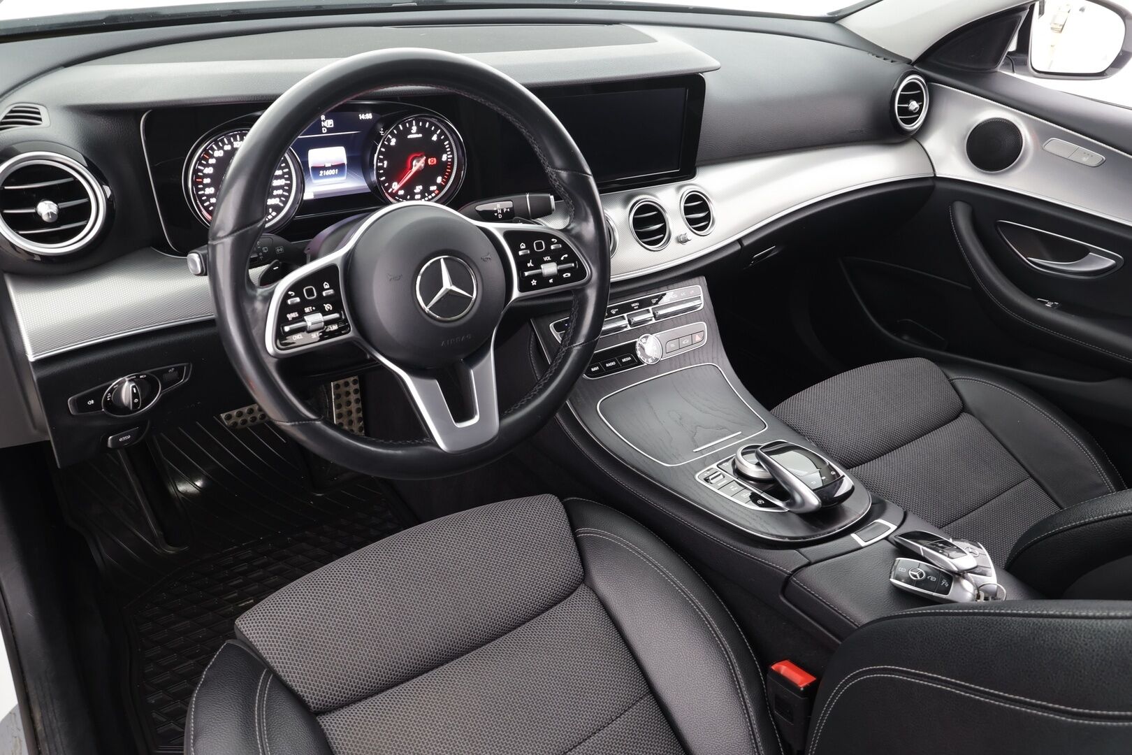 Mercedes-Benz E 2019 220 d 4Matic T A Business * 360° Kamera / Webasto / Multibeam / Koukku / Navi / Katveavustin / Ambient-Valot * - Kahdet renkaat - HULLUT JOULUT KORKOTARJOUS 2,49% 