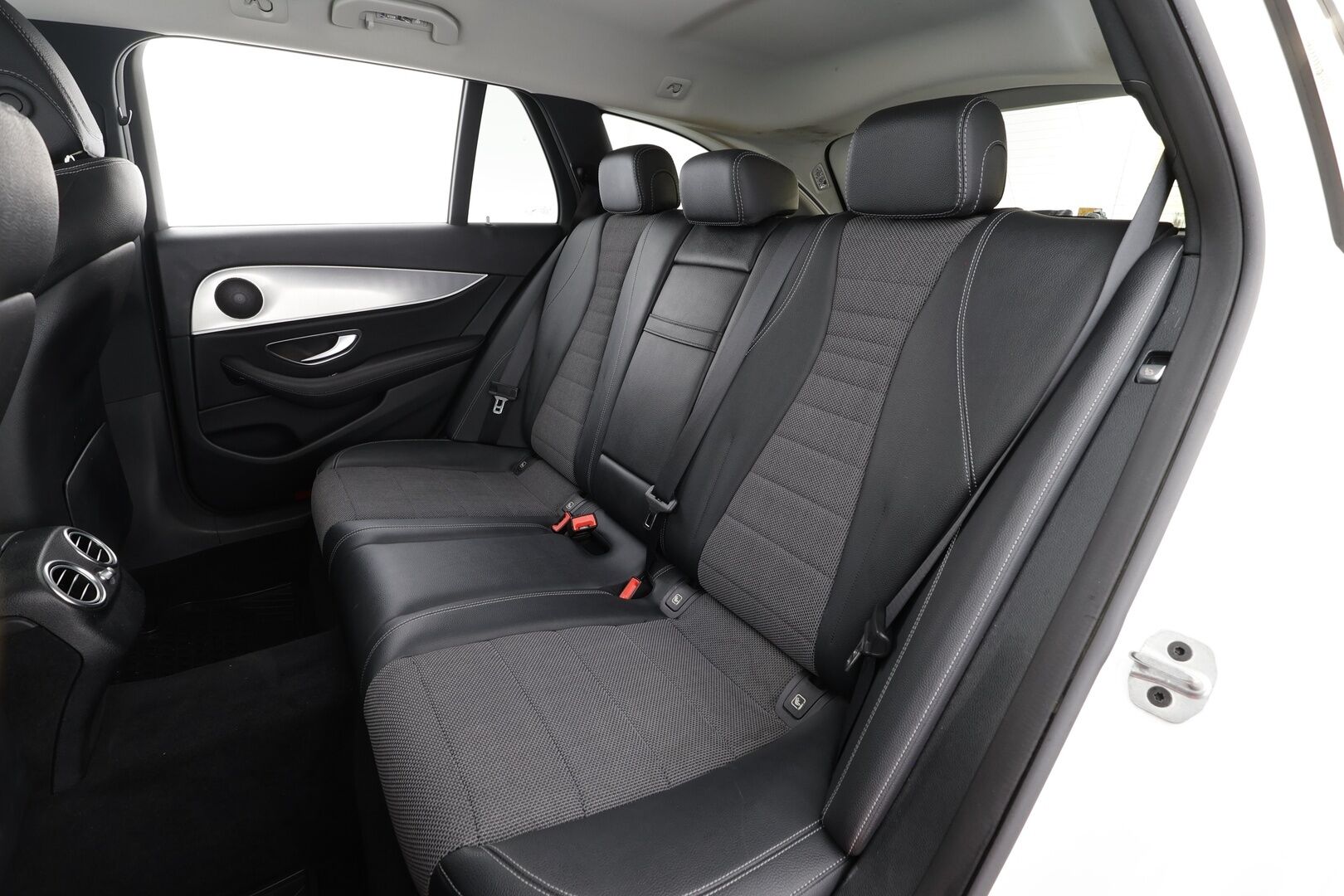 Mercedes-Benz E 2019 220 d 4Matic T A Business * 360° Kamera / Webasto / Multibeam / Koukku / Navi / Katveavustin / Ambient-Valot * - Kahdet renkaat - HULLUT JOULUT KORKOTARJOUS 2,49% 