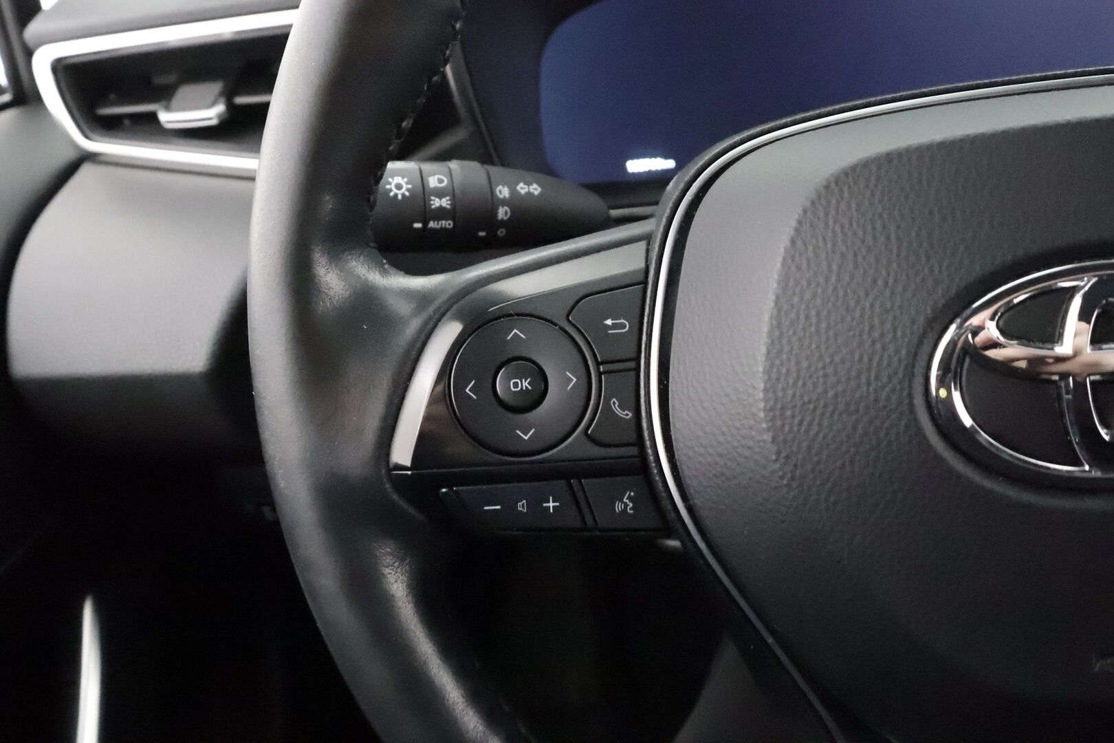 Toyota Corolla 2023 Touring Sports 1,8 Hybrid Launch Edition * ACC / P.kamera / LED / Facelift / Puolinahat / KeylessGo / Sähkökontti * - Suomi-auto / Kahdet renkaat aluvanteilla