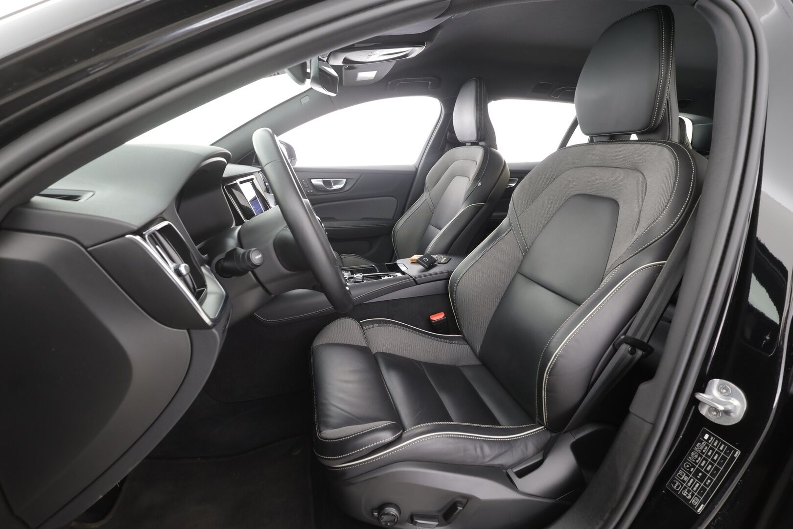 Volvo V60 2024 T6 AWD Long Range Plus Dark aut - | ACC | Lisälämmitin | Koukku | Muistipenkit | Full LED |  High Performance audio | P.Kamera | Keyless | Apple&Android | 1.Om Suomi-auto | Kahdet Renkaat | Merkkihuollettu |