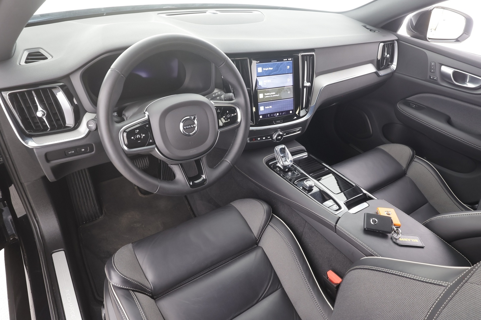 Volvo V60 2024 T6 AWD Long Range Plus Dark aut - | ACC | Lisälämmitin | Koukku | Muistipenkit | Full LED |  High Performance audio | P.Kamera | Keyless | Apple&Android | 1.Om Suomi-auto | Kahdet Renkaat | Merkkihuollettu |