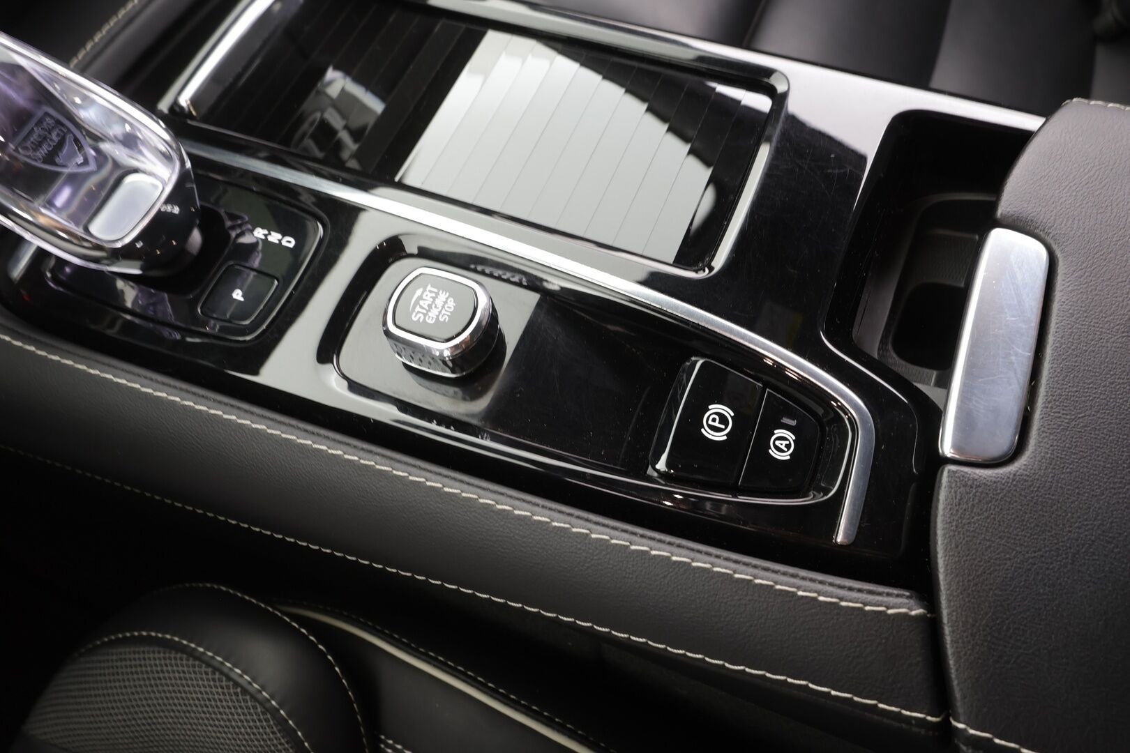 Volvo V60 2024 T6 AWD Long Range Plus Dark aut - | ACC | Lisälämmitin | Koukku | Muistipenkit | Full LED |  High Performance audio | P.Kamera | Keyless | Apple&Android | 1.Om Suomi-auto | Kahdet Renkaat | Merkkihuollettu |