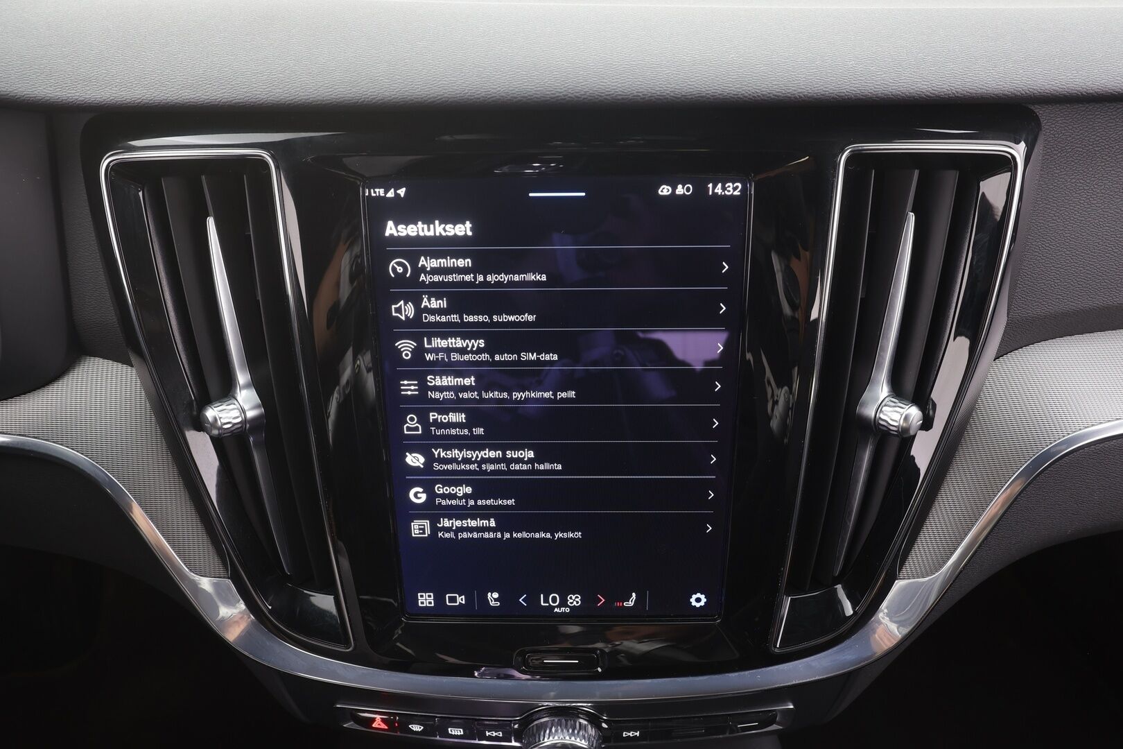 Volvo V60 2024 T6 AWD Long Range Plus Dark aut - | ACC | Lisälämmitin | Koukku | Muistipenkit | Full LED |  High Performance audio | P.Kamera | Keyless | Apple&Android | 1.Om Suomi-auto | Kahdet Renkaat | Merkkihuollettu |