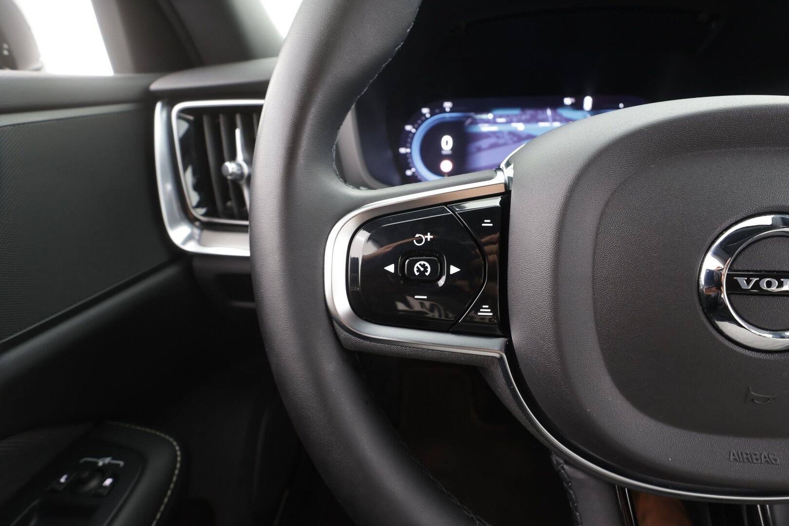 Volvo V60 2024 T6 AWD Long Range Plus Dark aut - | ACC | Lisälämmitin | Koukku | Muistipenkit | Full LED |  High Performance audio | P.Kamera | Keyless | Apple&Android | 1.Om Suomi-auto | Kahdet Renkaat | Merkkihuollettu |