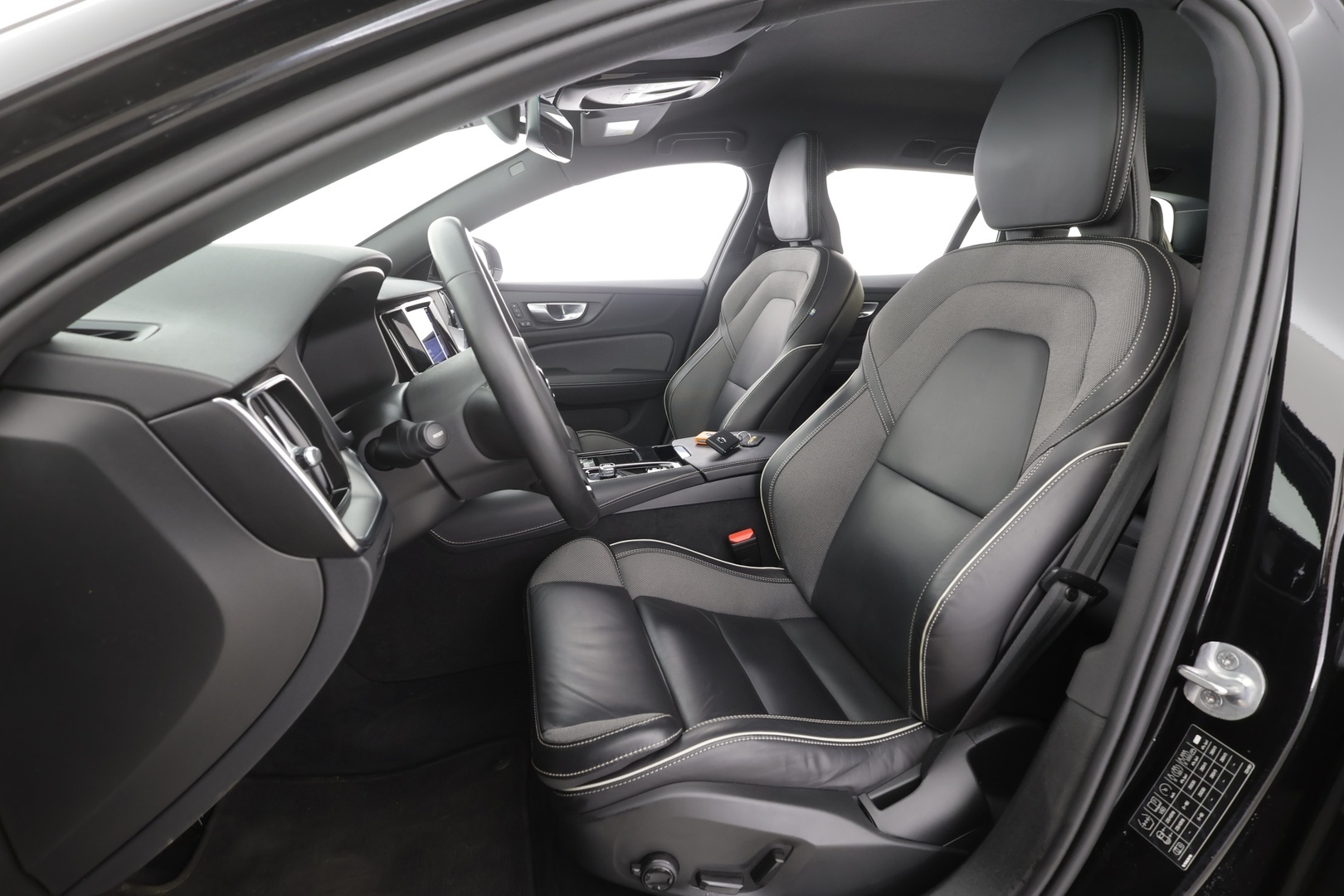 Volvo V60 2024 T6 AWD Long Range Plus Dark aut - | ACC | Lisälämmitin | Koukku | Muistipenkit | Full LED |  High Performance audio | P.Kamera | Keyless | Apple&Android | 1.Om Suomi-auto | Kahdet Renkaat | Merkkihuollettu |