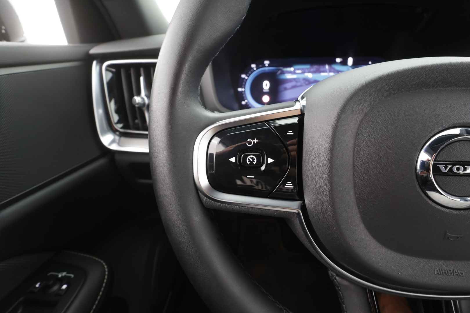 Volvo V60 2024 T6 AWD Long Range Plus Dark aut - | ACC | Lisälämmitin | Koukku | Muistipenkit | Full LED |  High Performance audio | P.Kamera | Keyless | Apple&Android | 1.Om Suomi-auto | Kahdet Renkaat | Merkkihuollettu |