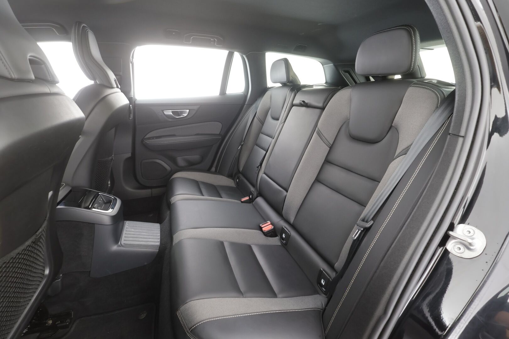 Volvo V60 2024 T6 AWD Long Range Plus Dark aut - | ACC | Lisälämmitin | Koukku | Muistipenkit | Full LED |  High Performance audio | P.Kamera | Keyless | Apple&Android | 1.Om Suomi-auto | Kahdet Renkaat | Merkkihuollettu |