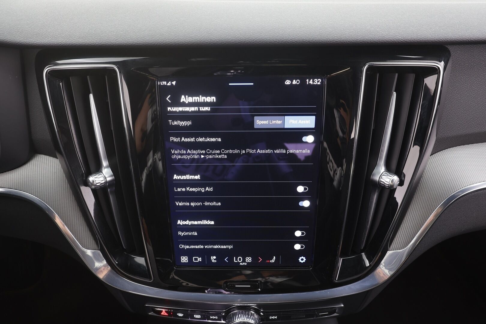 Volvo V60 2024 T6 AWD Long Range Plus Dark aut - | ACC | Lisälämmitin | Koukku | Muistipenkit | Full LED |  High Performance audio | P.Kamera | Keyless | Apple&Android | 1.Om Suomi-auto | Kahdet Renkaat | Merkkihuollettu |