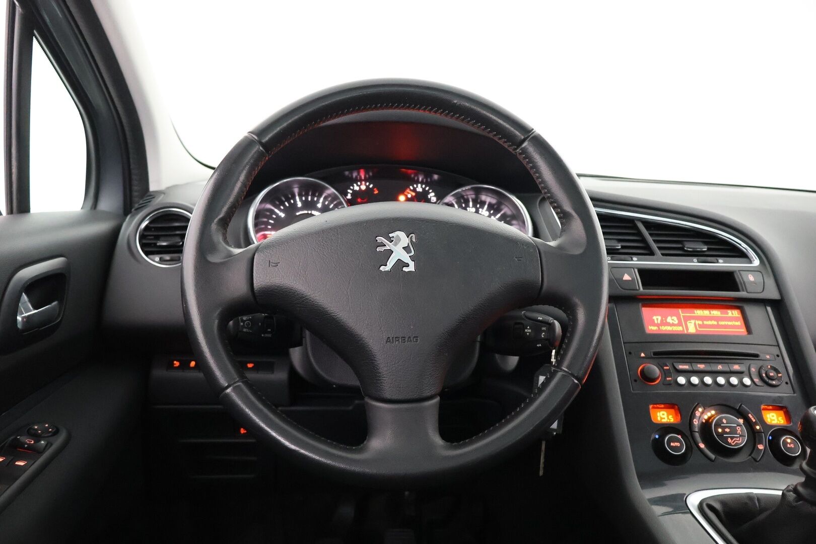Peugeot 5008 2015 Active PureTech 130 7-p - 7-Paikkanen | Lohkolämmitin | Tutkat | Vetokoukku