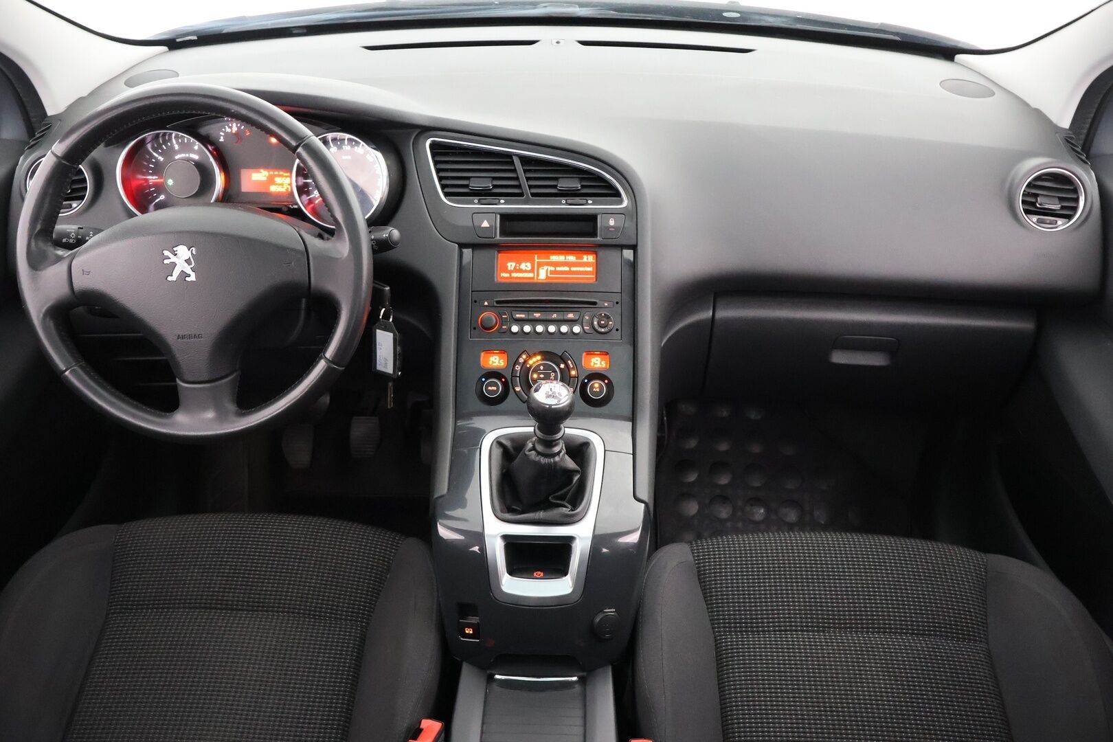 Peugeot 5008 2015 Active PureTech 130 7-p - 7-Paikkanen | Lohkolämmitin | Tutkat | Vetokoukku