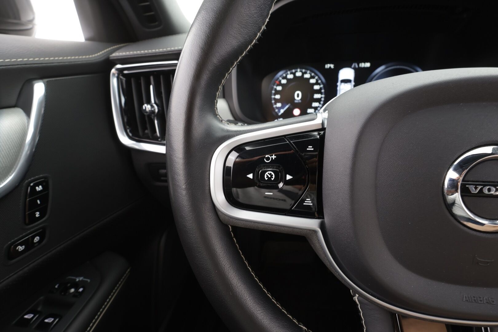 Volvo V90 2020 T8 TwE AWD R-Design aut - | Webasto | Koukku | ACC | P.kamera | LED | Sporttipenkki Muistilla | Kaistavahti | Keyless | 2x Latauskaapelit | Kahdet renkaat |