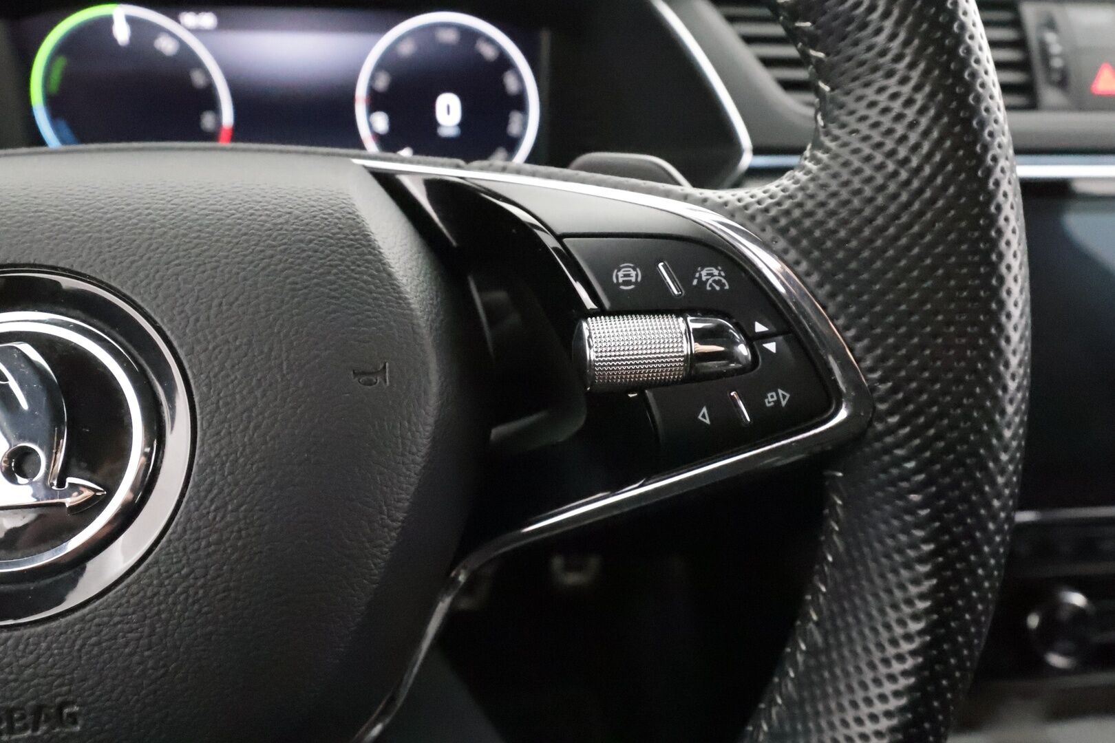 Skoda Superb 2023 Combi 1.4 TSI PHEV SportLine iV Business DSG * ACC / P.kamera / Matrix LED / Koukku / Webasto / Muistipenkki * - Akku kuntotarkastettu / Suomi-auto / Kahdet renkaat aluvanteilla - HULLU BLACKWEEK KORKOTARJOUS 2,49%