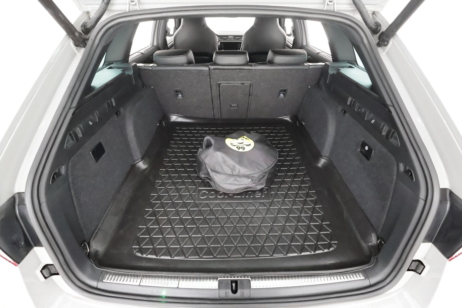 Skoda Superb 2023 Combi 1.4 TSI PHEV SportLine iV Business DSG * ACC / P.kamera / Matrix LED / Koukku / Webasto / Muistipenkki * - Akku kuntotarkastettu / Suomi-auto / Kahdet renkaat aluvanteilla - HULLU BLACKWEEK KORKOTARJOUS 2,49%