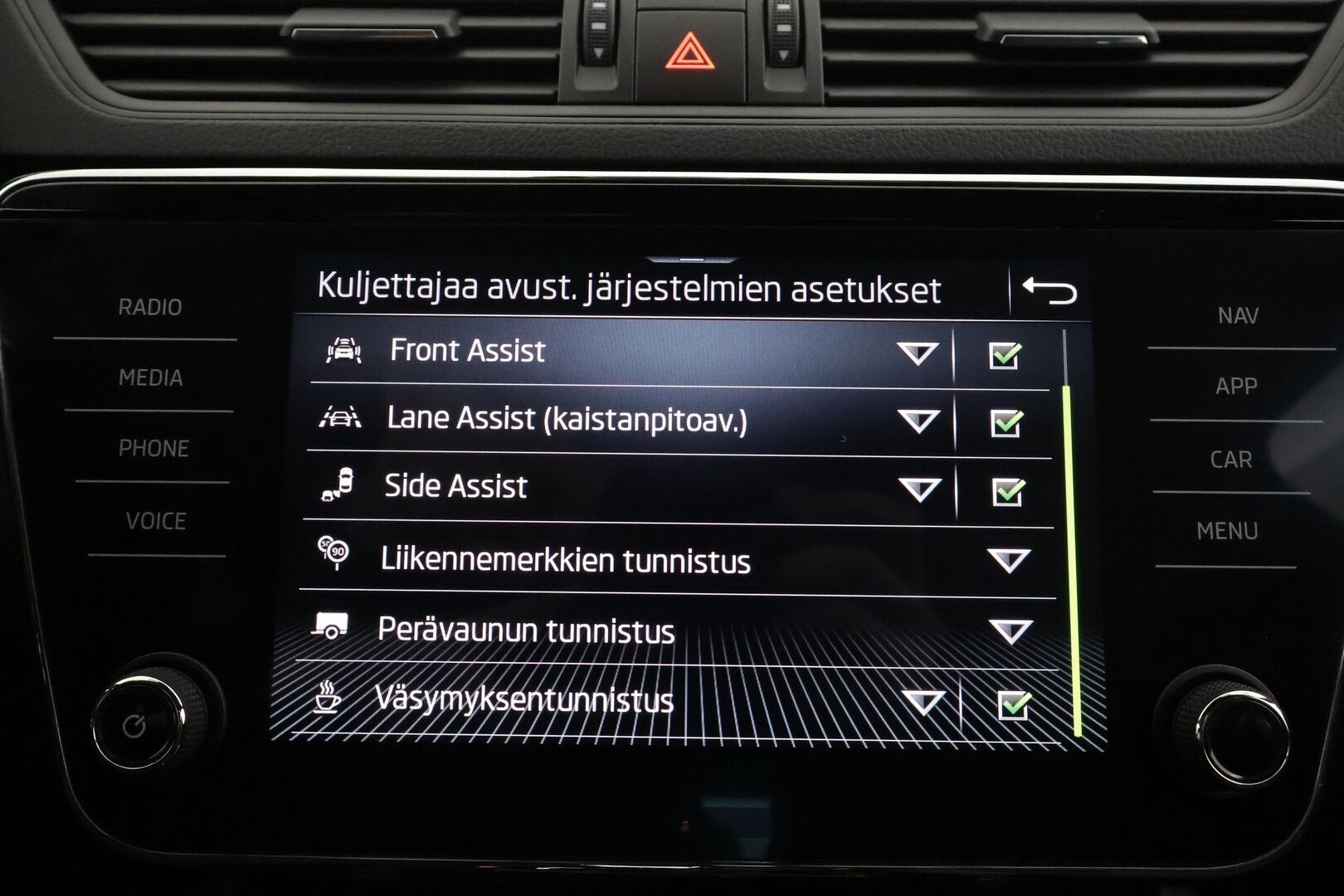 Skoda Superb 2023 Combi 1.4 TSI PHEV SportLine iV Business DSG * ACC / P.kamera / Matrix LED / Koukku / Webasto / Muistipenkki * - Akku kuntotarkastettu / Suomi-auto / Kahdet renkaat aluvanteilla - HULLU BLACKWEEK KORKOTARJOUS 2,49%