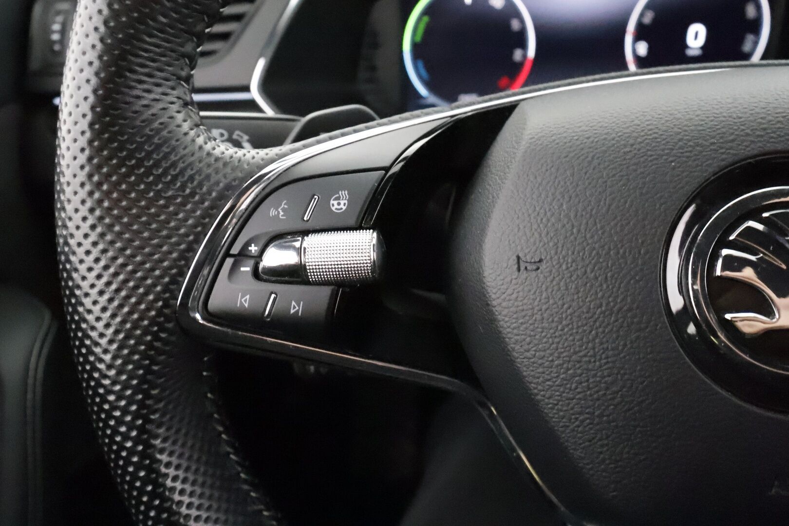 Skoda Superb 2023 Combi 1.4 TSI PHEV SportLine iV Business DSG * ACC / P.kamera / Matrix LED / Koukku / Webasto / Muistipenkki * - Akku kuntotarkastettu / Suomi-auto / Kahdet renkaat aluvanteilla - HULLU BLACKWEEK KORKOTARJOUS 2,49%