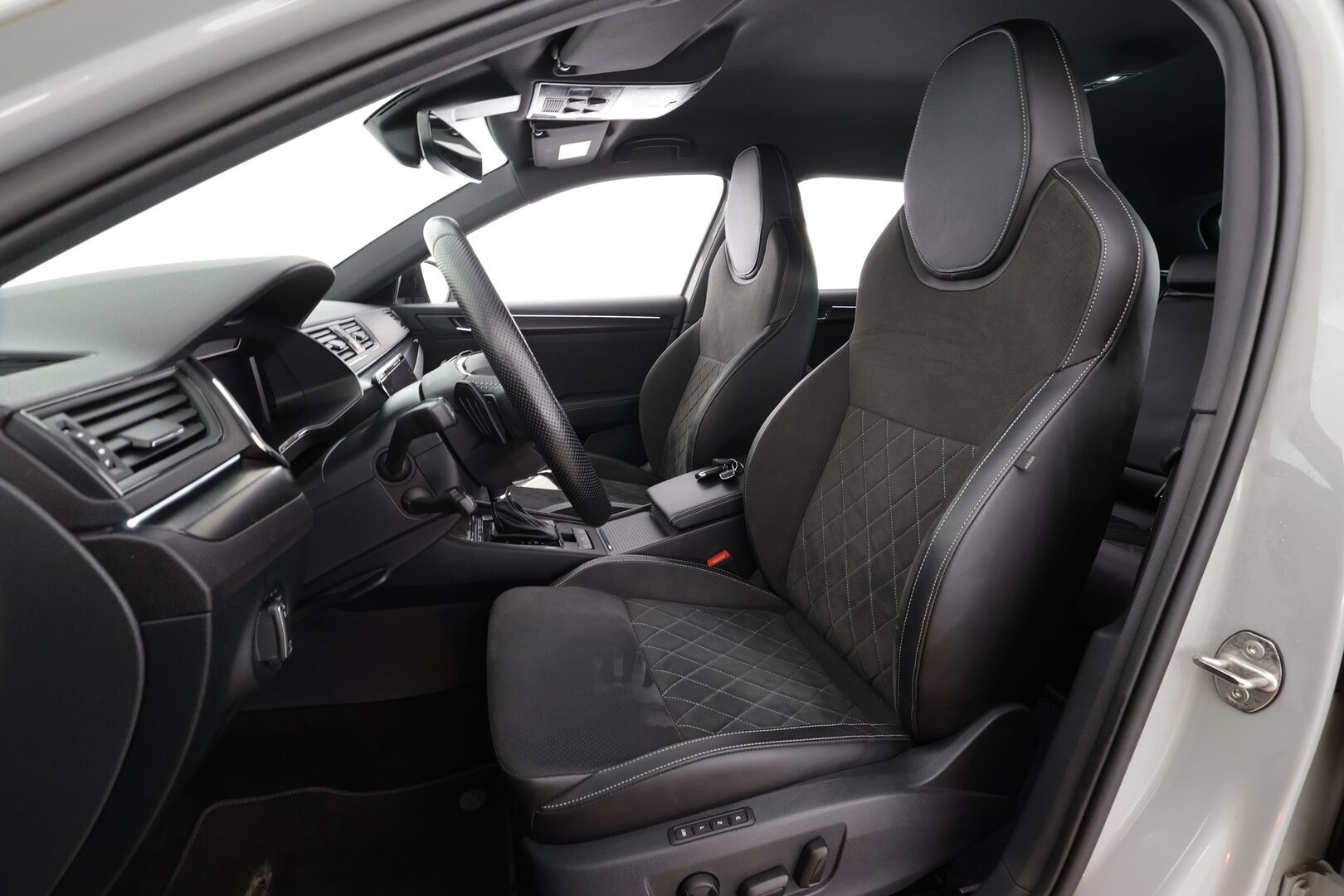 Skoda Superb 2023 Combi 1.4 TSI PHEV SportLine iV Business DSG * ACC / P.kamera / Matrix LED / Koukku / Webasto / Muistipenkki * - Akku kuntotarkastettu / Suomi-auto / Kahdet renkaat aluvanteilla - HULLU BLACKWEEK KORKOTARJOUS 2,49%