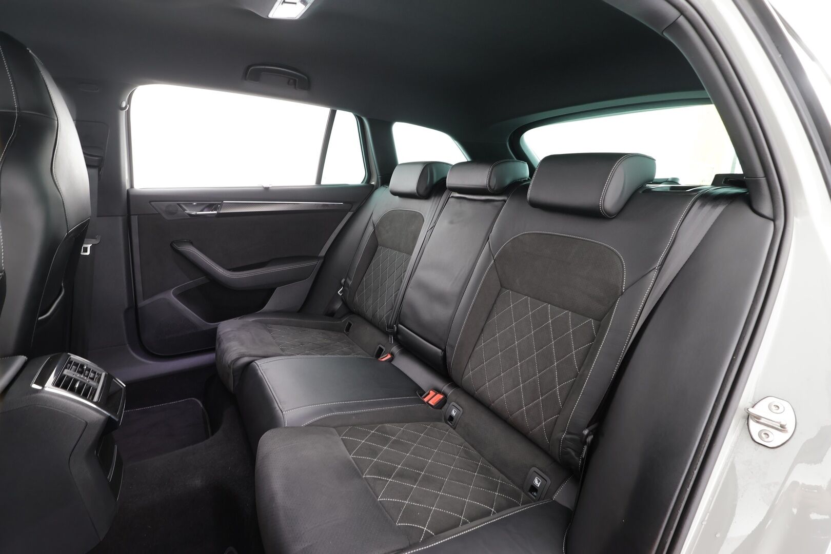 Skoda Superb 2023 Combi 1.4 TSI PHEV SportLine iV Business DSG * ACC / P.kamera / Matrix LED / Koukku / Webasto / Muistipenkki * - Akku kuntotarkastettu / Suomi-auto / Kahdet renkaat aluvanteilla - HULLU BLACKWEEK KORKOTARJOUS 2,49%