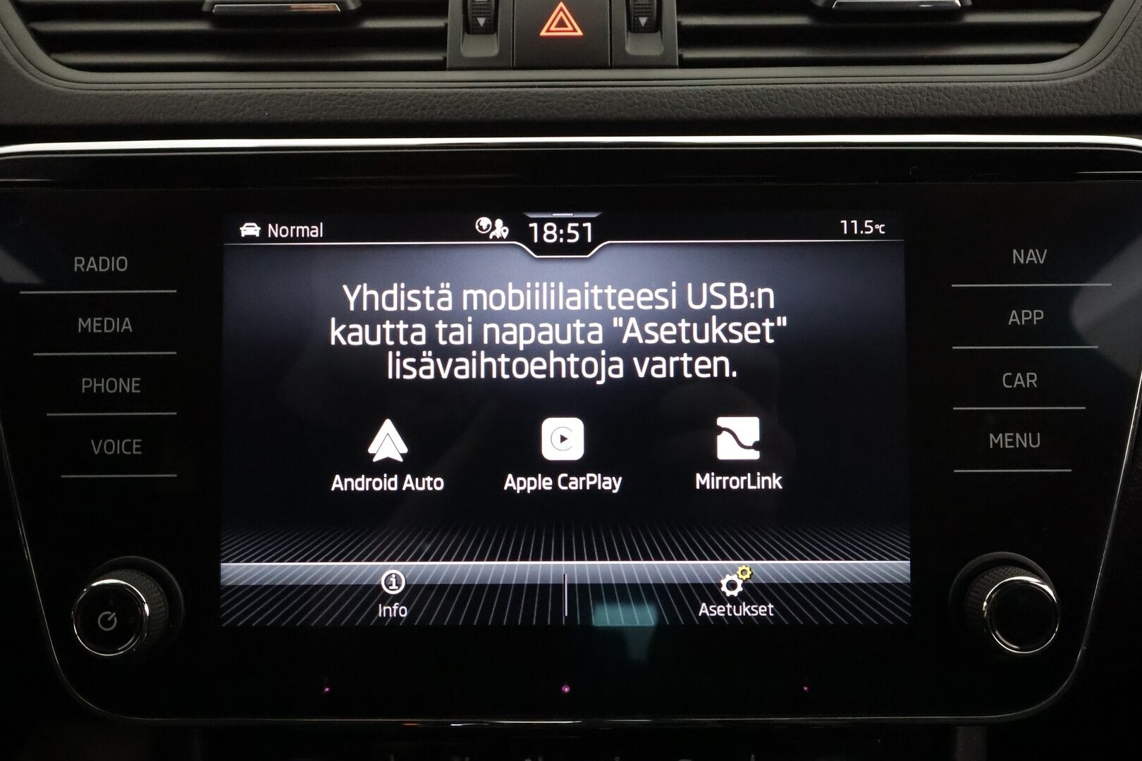 Skoda Superb 2023 Combi 1.4 TSI PHEV SportLine iV Business DSG * ACC / P.kamera / Matrix LED / Koukku / Webasto / Muistipenkki * - Akku kuntotarkastettu / Suomi-auto / Kahdet renkaat aluvanteilla - HULLU BLACKWEEK KORKOTARJOUS 2,49%