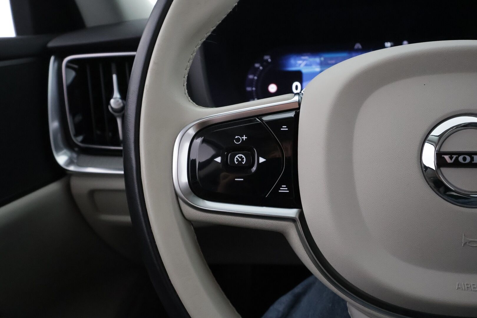 Volvo V60 2024 T8 AWD Long Range High Performance Plus Dark aut - | ACC | Koukku | Sporttinahat muistilla | P.kamera | Full-LED Active | Lämm. tuulilasi | Pilot Assist | Lämm. ratti | Keyless | 1-om suomiauto |