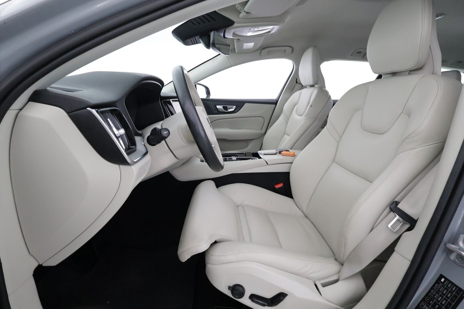 Volvo V60 2024 T8 AWD Long Range High Performance Plus Dark aut - | ACC | Koukku | Sporttinahat muistilla | P.kamera | Full-LED Active | Lämm. tuulilasi | Pilot Assist | Lämm. ratti | Keyless | 1-om suomiauto |